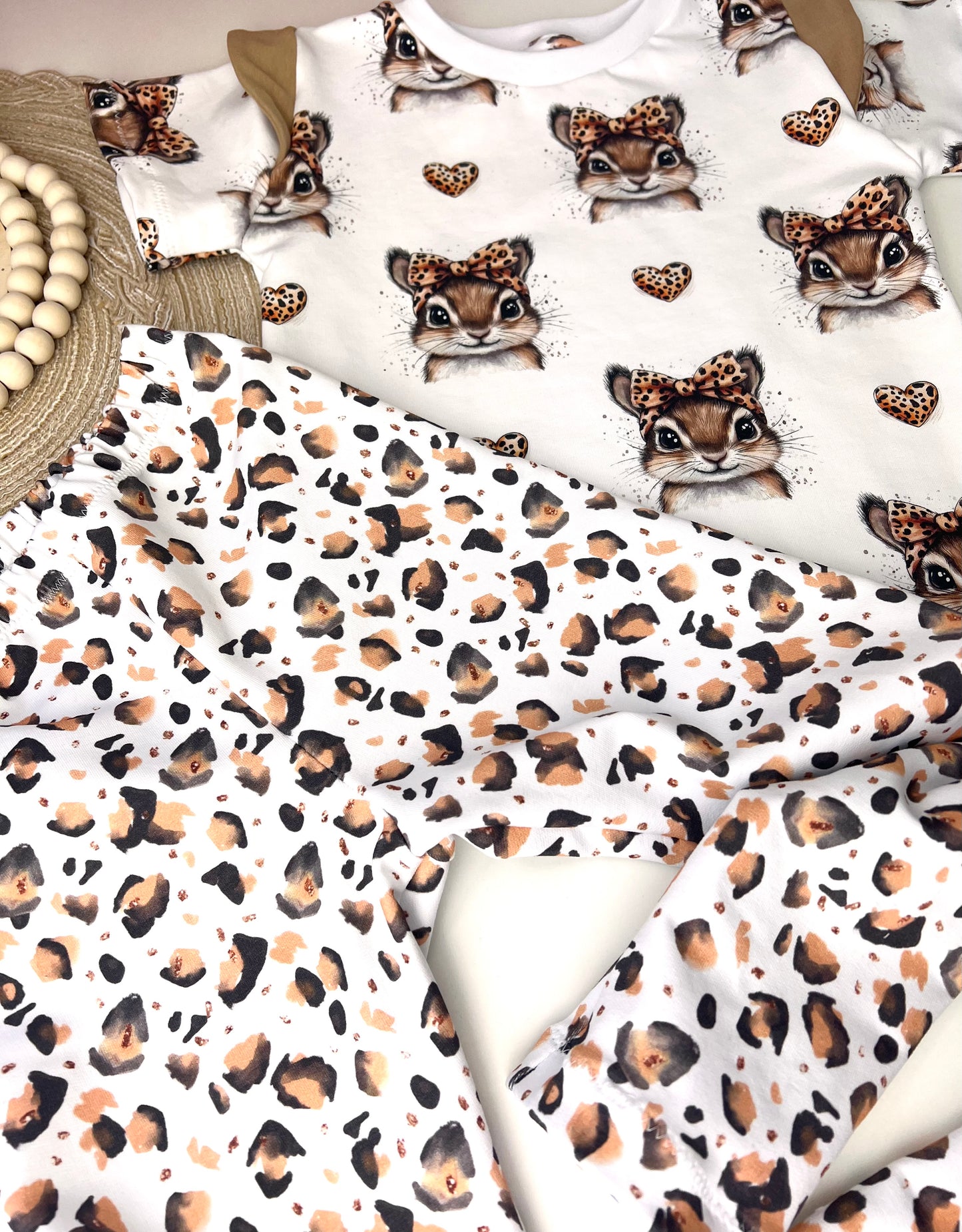 Kurzarmshirt mit Flügelärmeln für Kinder | Weißes Shirt mit Häschen im Leo-Look | Bio Baumwolle | Verspieltes Mädchen Oberteil