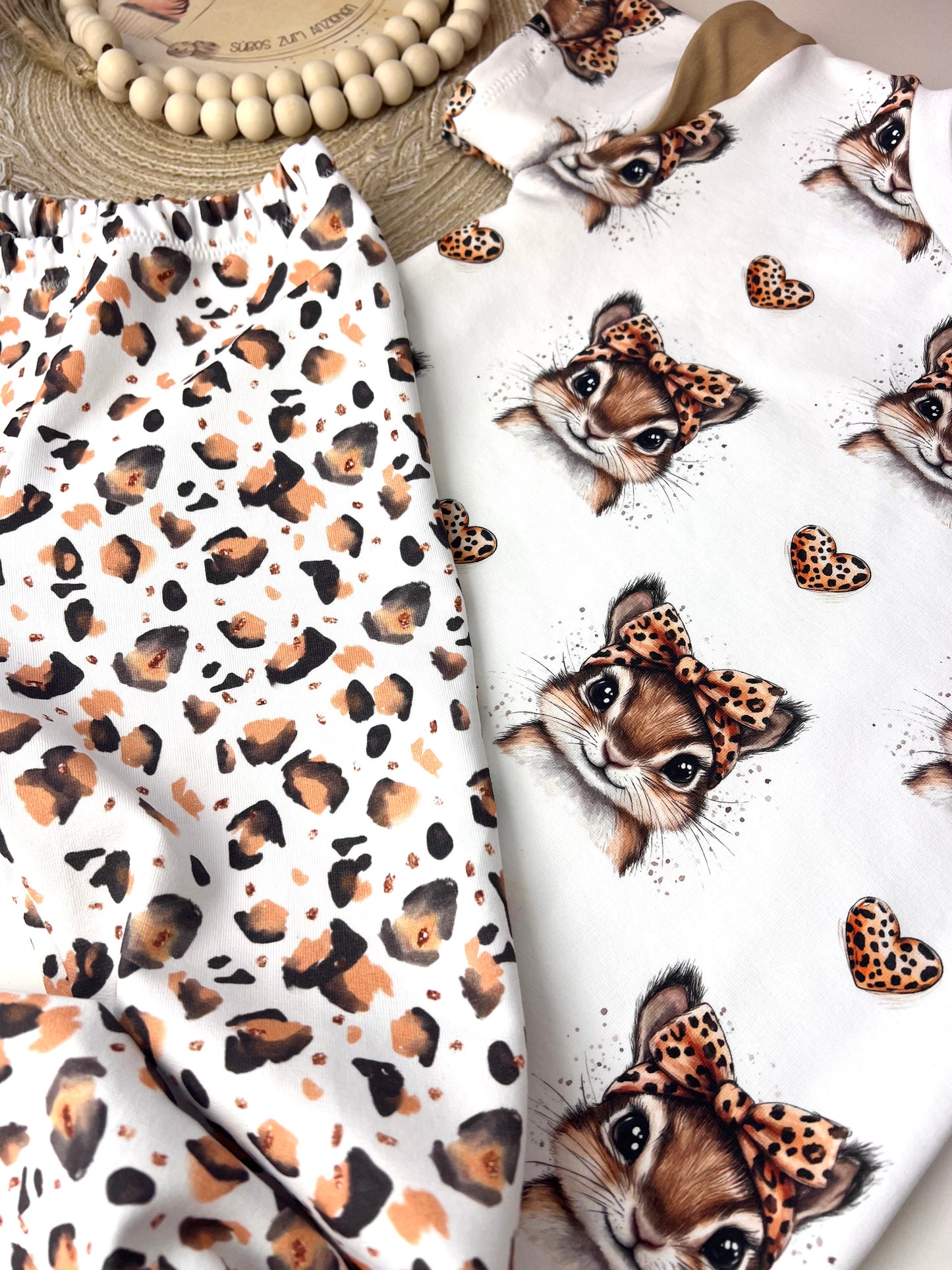 Kurzarmshirt mit Flügelärmeln für Kinder | Weißes Shirt mit Häschen im Leo-Look | Bio Baumwolle | Verspieltes Mädchen Oberteil