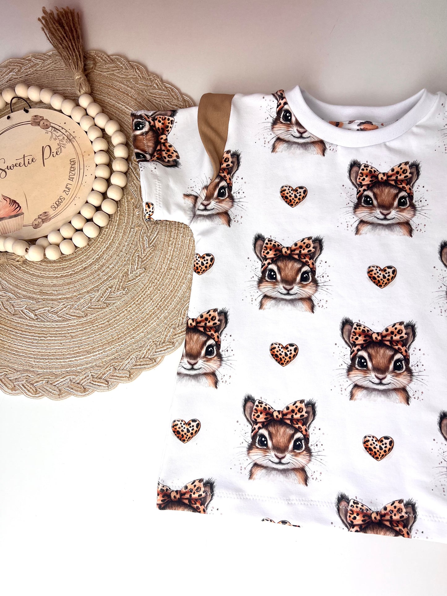 Kurzarmshirt mit Flügelärmeln für Kinder | Weißes Shirt mit Häschen im Leo-Look | Bio Baumwolle | Verspieltes Mädchen Oberteil