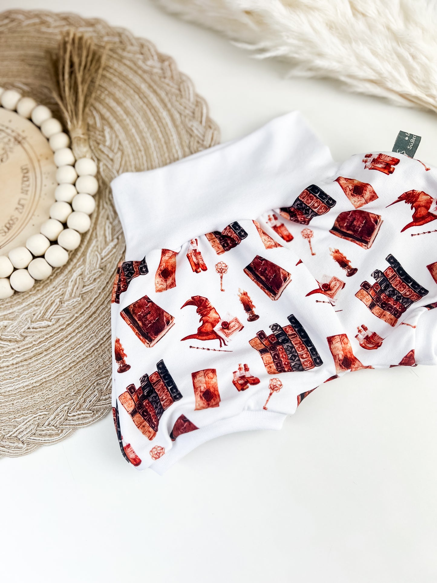 Kurze Pumphose Baby Zauberwelt – Weiß mit magischen Motiven – Bücher, Tränke, Hüte & mehr – Handgemacht aus Bio Baumwolle – Gr. 56 - 122 – Mitwachsend & bequem – Geschenk zur Geburt