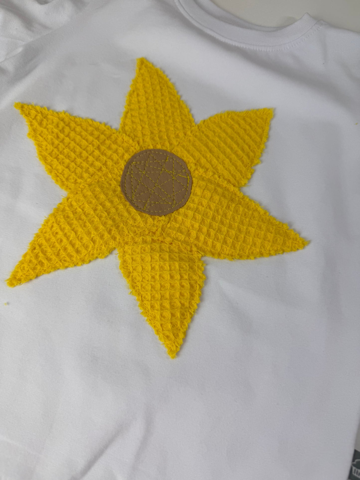 SOFORTKAUF Gr. 104 T-Shirt weiß mit gestickter Blume