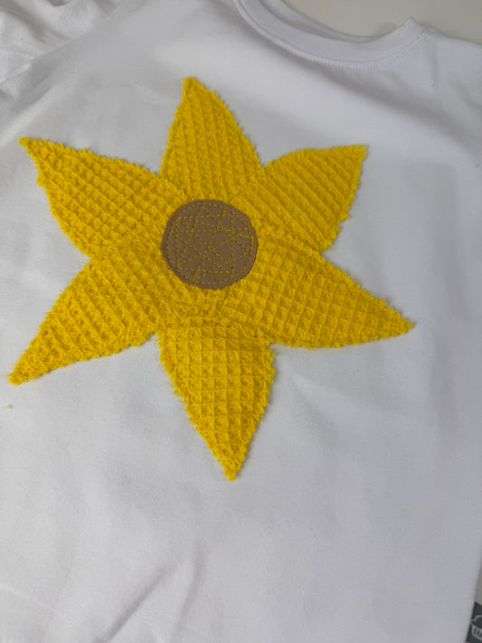 SOFORTKAUF Gr. 104 T-Shirt weiß mit gestickter Blume