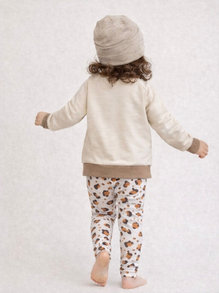 Beiger Kinder Sweater mit Leo Herz | Handmade Kindermode | Zeitloser Pullover aus Kollektion | Unisex Kinderkleidung