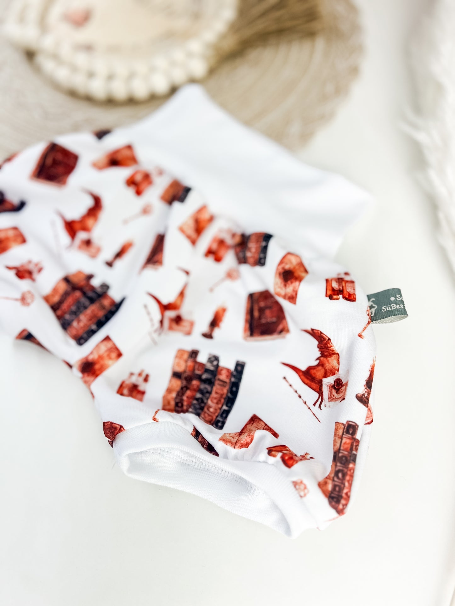 Kurze Pumphose Baby Zauberwelt – Weiß mit magischen Motiven – Bücher, Tränke, Hüte & mehr – Handgemacht aus Bio Baumwolle – Gr. 56 - 122 – Mitwachsend & bequem – Geschenk zur Geburt
