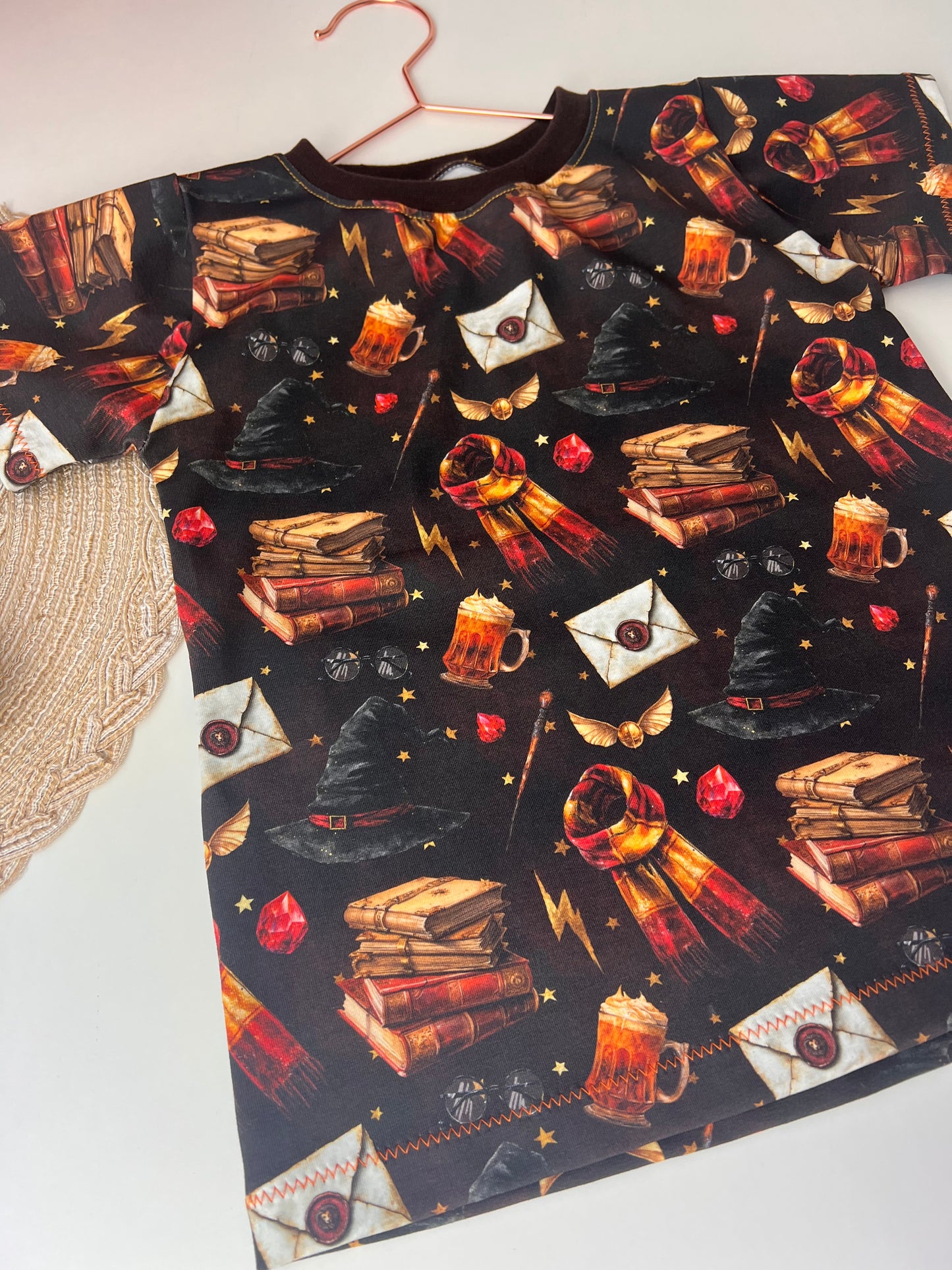 Magisches Kinder T-Shirt mit Zauberhut & Schnatz Gr. 110| Handmade Shirt aus Baumwolle | Fantasie Motiv | Kinderkleidung Zauberwelt