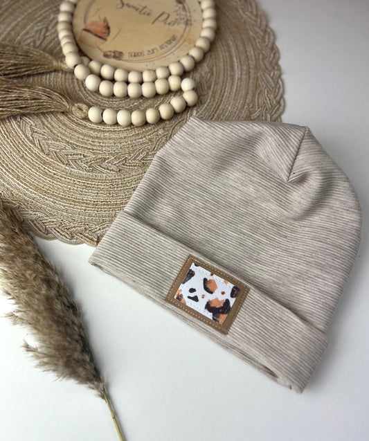 Leo Beanie Kinder | Ribjersey Mütze mit Leo Patch | Unisex Kindermütze | Bequeme Übergangsmütze für Baby & Kind