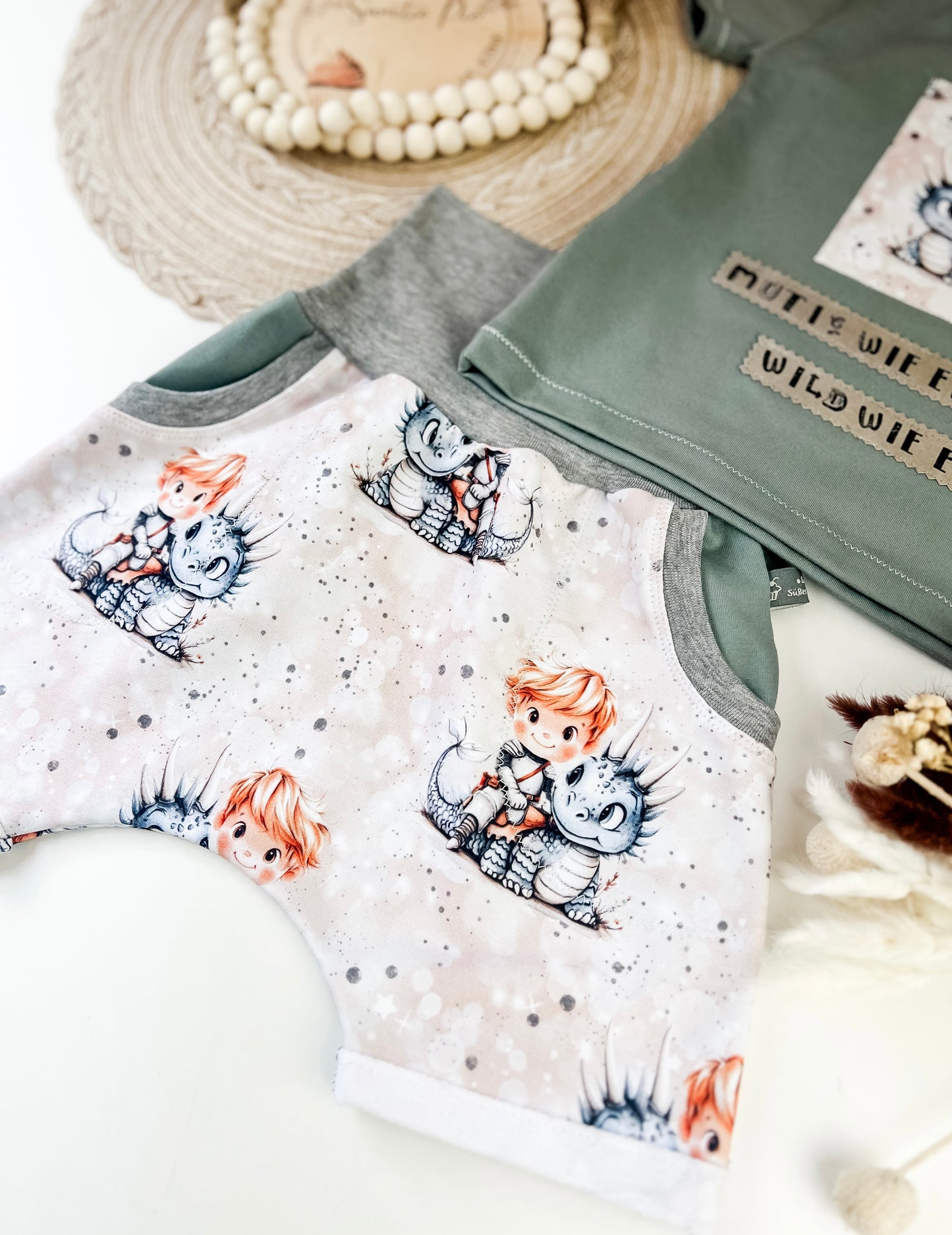 Baby & Kinder Set Ritter & Drache – Slim Harem mit Taschen + T-Shirt mit Applikation & frechem Spruch – Bio-Stoff – Handmade Unikat Gr. 62 - 128