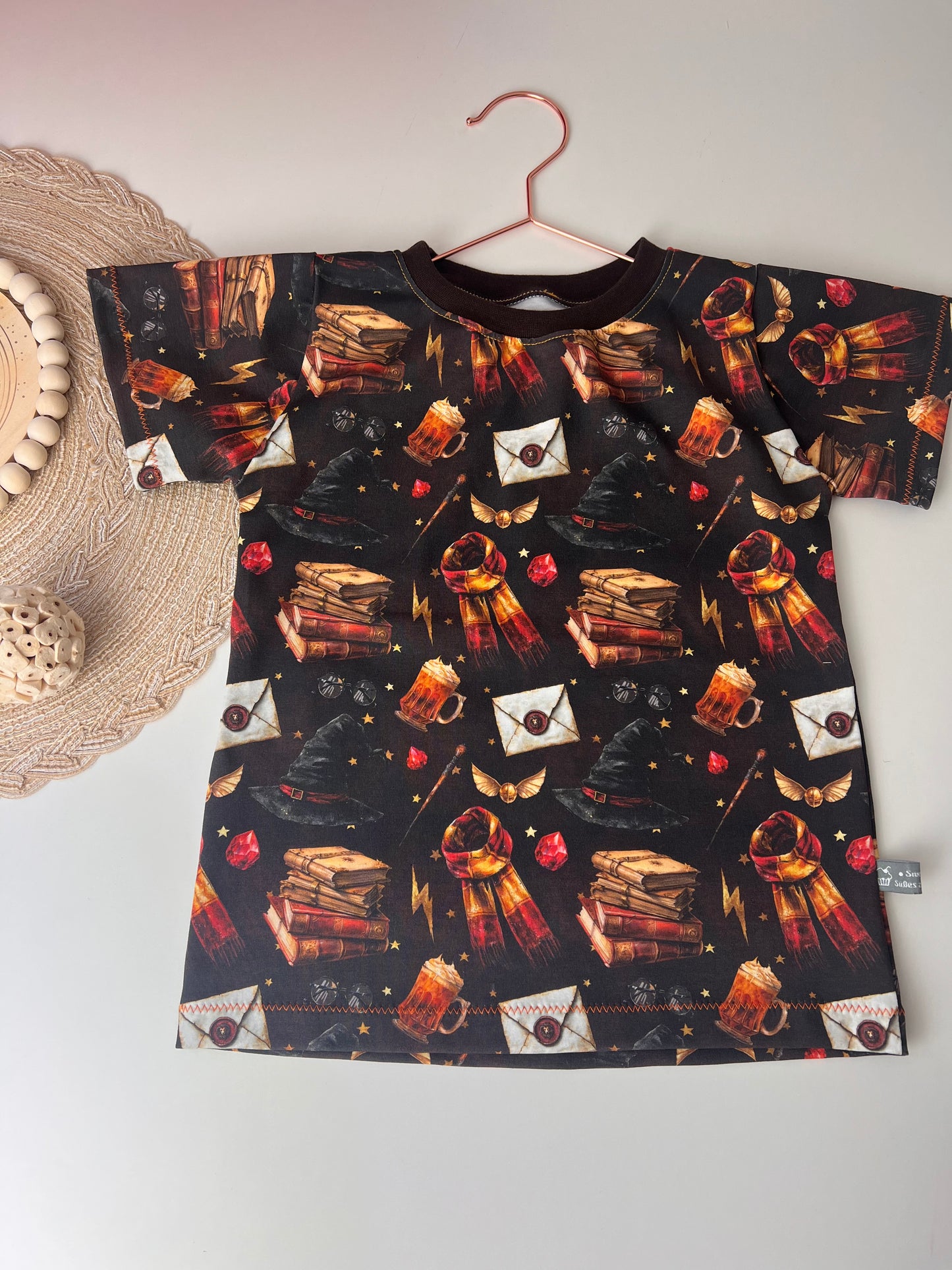 Magisches Kinder T-Shirt mit Zauberhut & Schnatz Gr. 110| Handmade Shirt aus Baumwolle | Fantasie Motiv | Kinderkleidung Zauberwelt