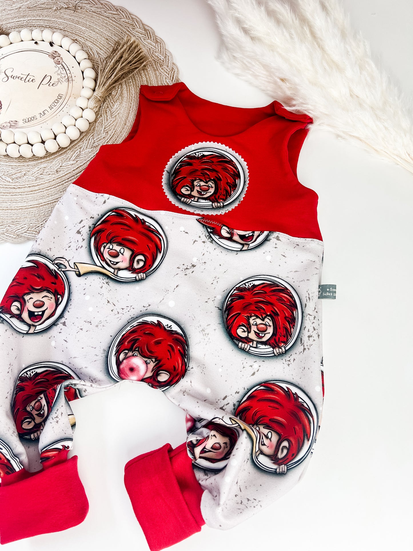 Mucki Baby Strampler mit Applikation | Baumwolle | Kurz oder Lang | Handmade Sommerstrampler Jungen Mädchen | Rot & Beige Unikat I Gr. 44–98zur Geburt – Unisex