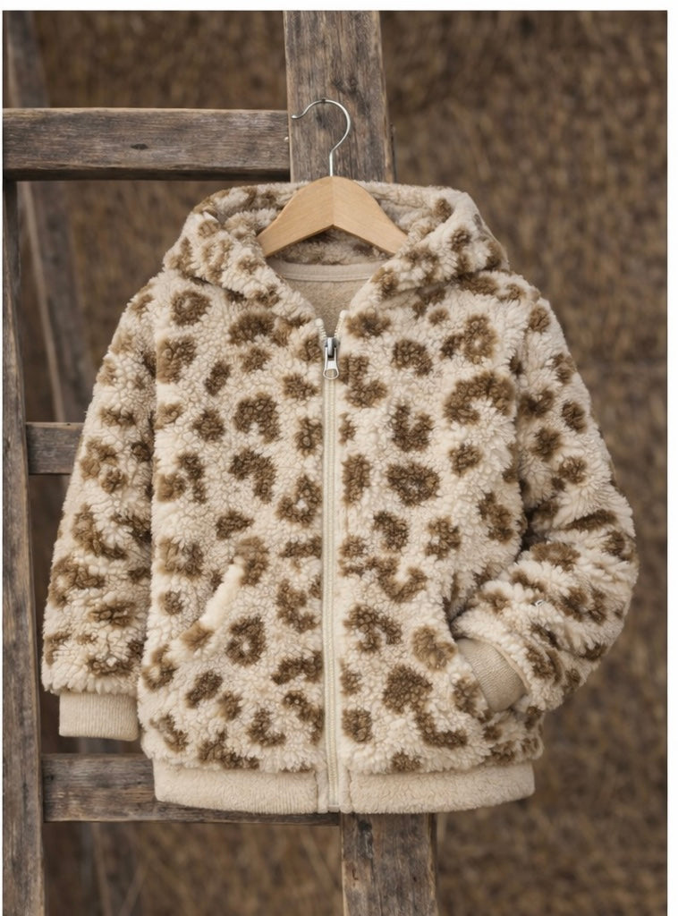Kuschelige Teddyjacke für Kinder im Leo Design | Sandfarbene Übergangsjacke mit Kapuze | Cozy Blouson für Baby & Kind