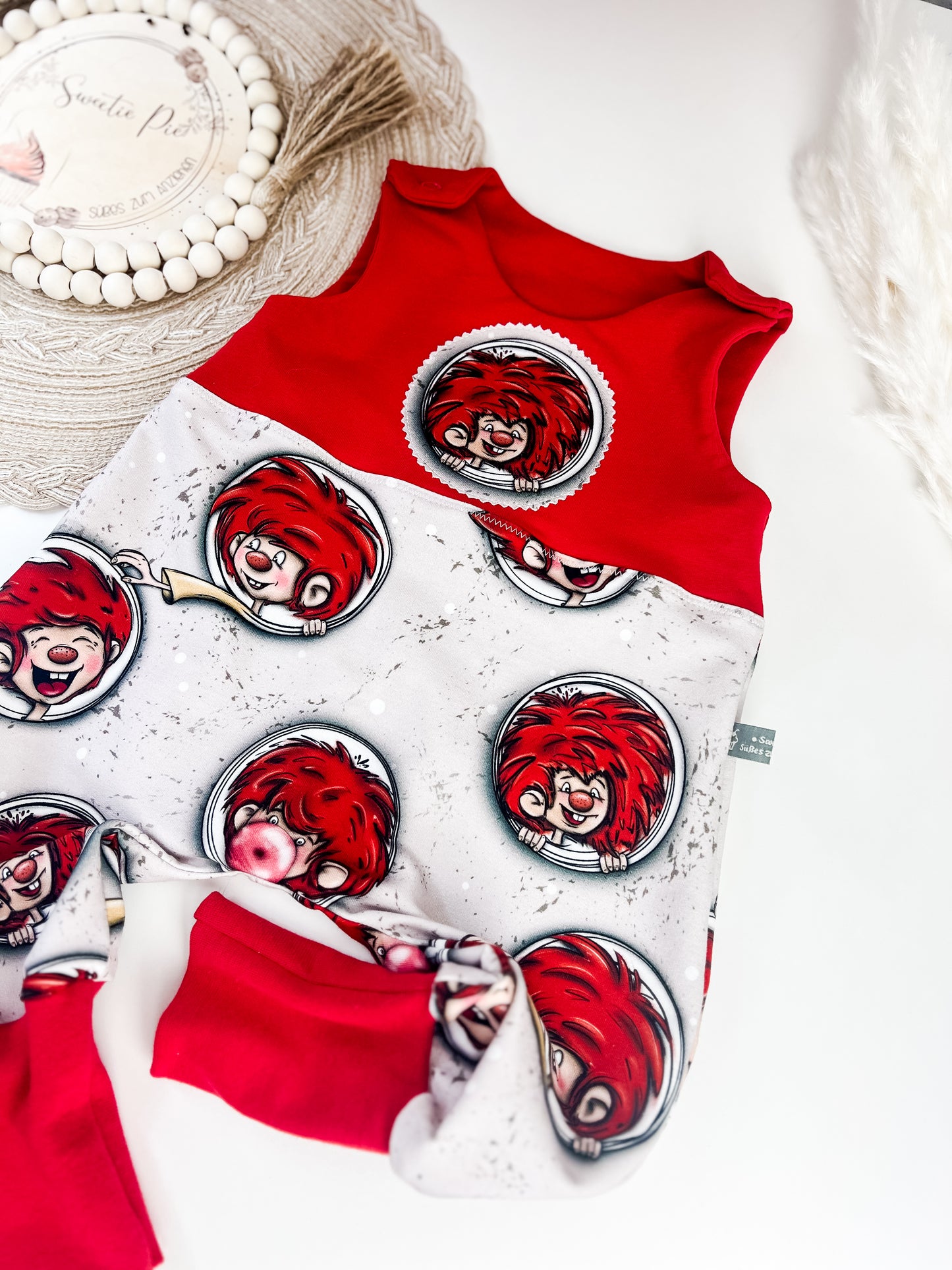 Mucki Baby Strampler mit Applikation | Baumwolle | Kurz oder Lang | Handmade Sommerstrampler Jungen Mädchen | Rot & Beige Unikat I Gr. 44–98zur Geburt – Unisex
