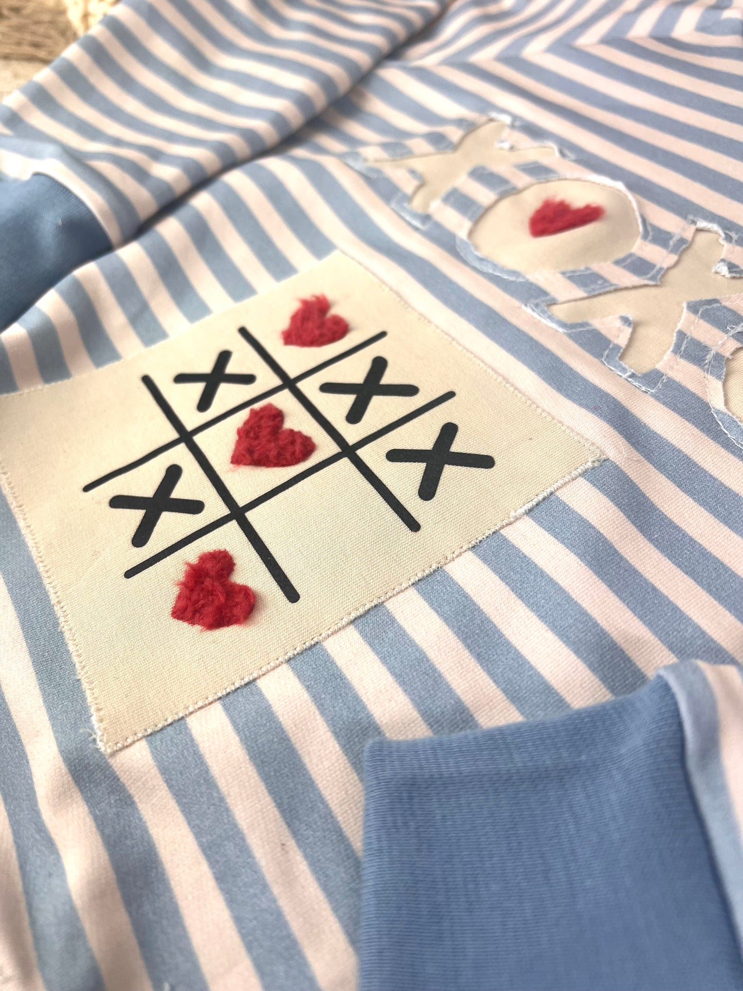 Oversized Sweater für Kinder blau-beige gestreift | Bio Kindersweater mit Negativapplikation & TicTacToe-Patch | Handmade Unisex