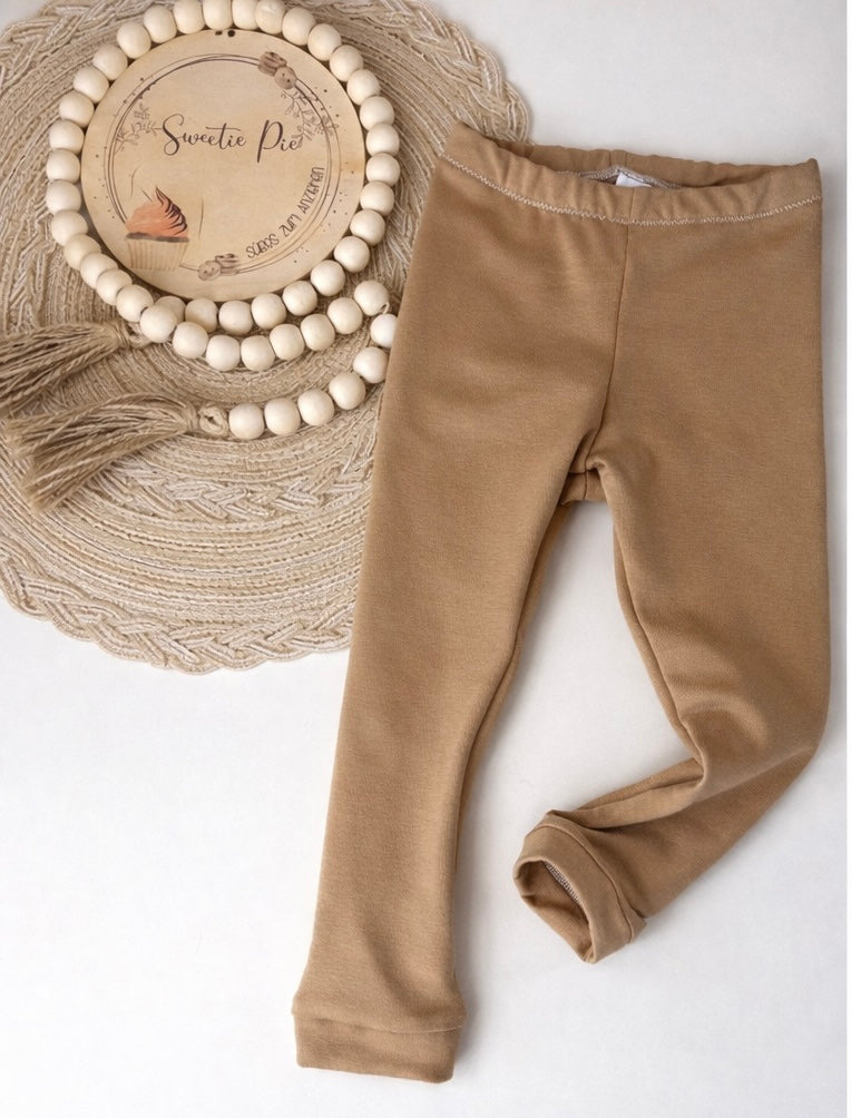 Sandfarbene Kinder Leggings | Unisex Baby & Kinder Leggings | Bequeme Alltagsleggings | Kombinierbare Kindermode | Leo Kollektion