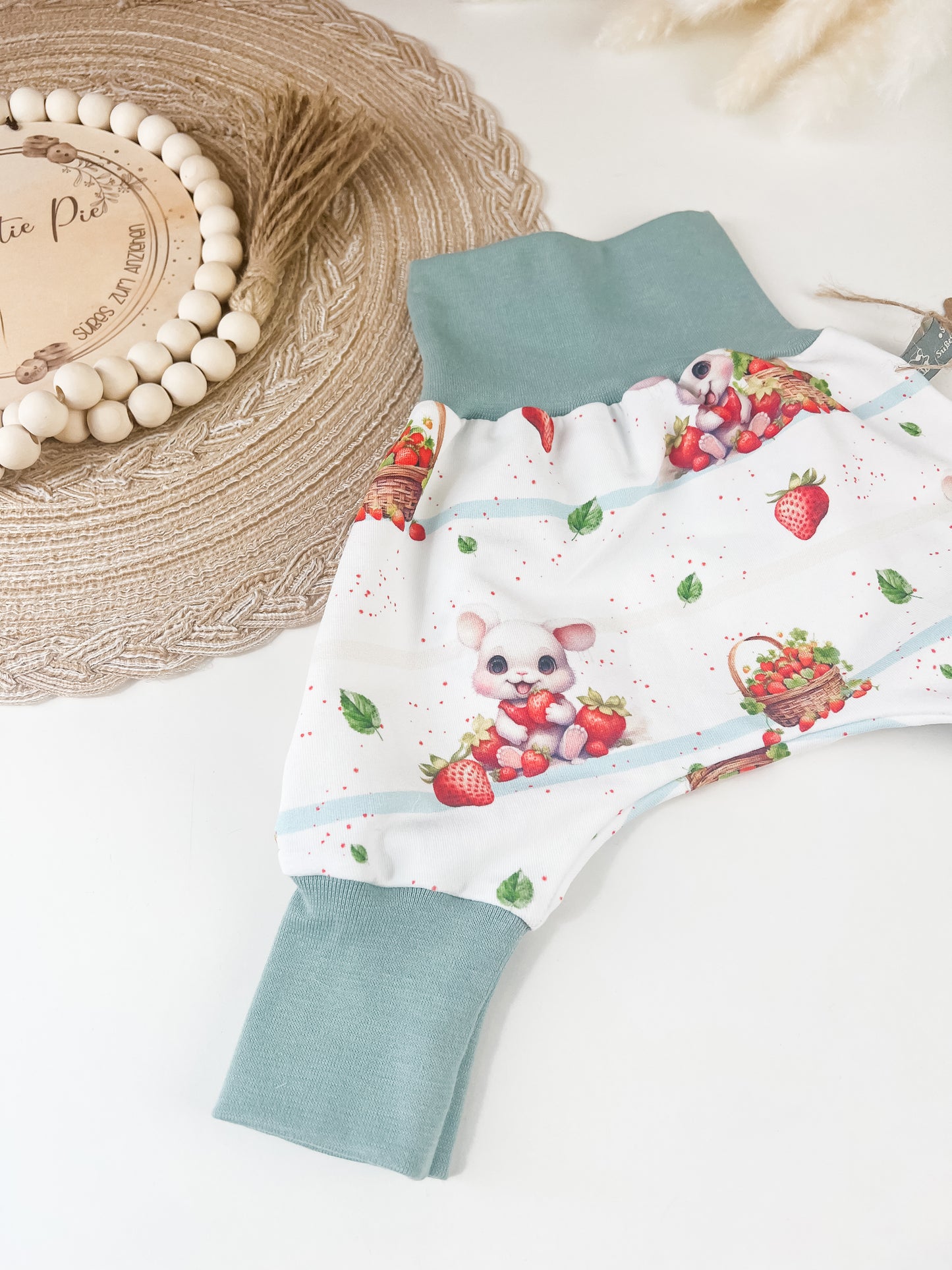Baby Pumphose Bio – Häschen nascht Erdbeeren – Weiß mit Hasenmotiv – Handmade Hose für Babys – Geschenk zur Geburt – Größe 44–110