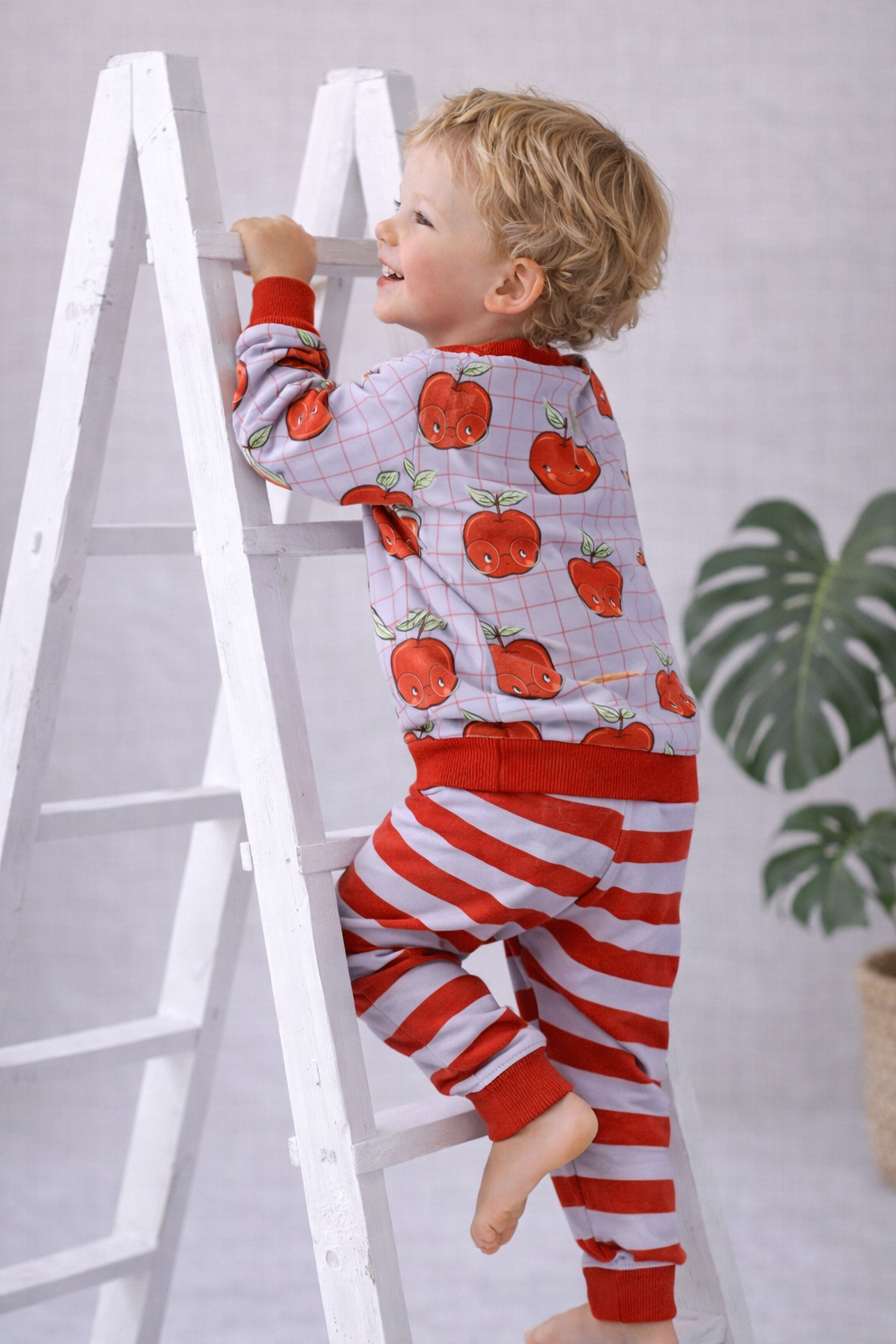 Kinder Set Sweater & Slim Harem Hose | Oversized Kinder Sweater mit Apfel Motiv | Bequemes Kinder Outfit in Flieder & Rot | Unisex