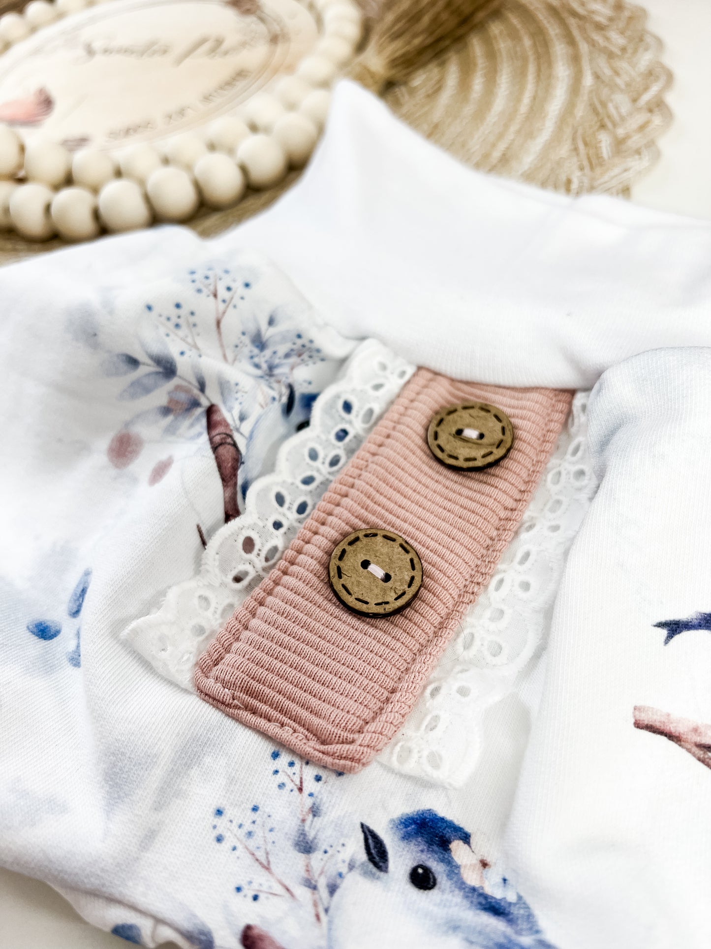 Kurze Pumphose Baby Birdies– Weiß mit blauen Vögelchen Blumen – Handgemacht aus Bio Baumwolle – Gr. 56 - 122 – Mitwachsend & bequem – Geschenk zur Geburt
