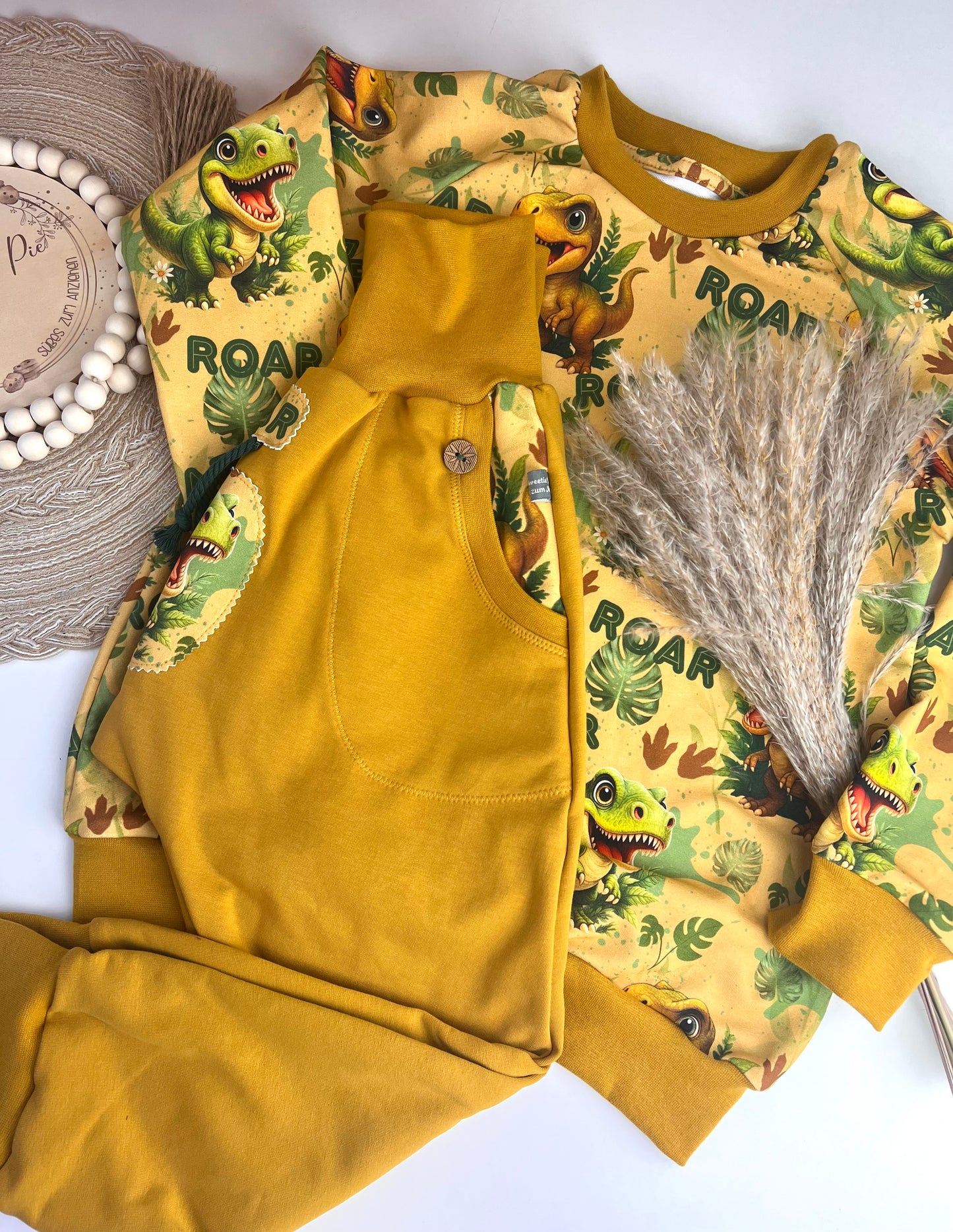 Dino Set für Kinder | Oversized Sweater & Slim Harem Hose senffarben | Bequemes Kinder Outfit mit Applikation | Unisex I Gr. 62 - 134