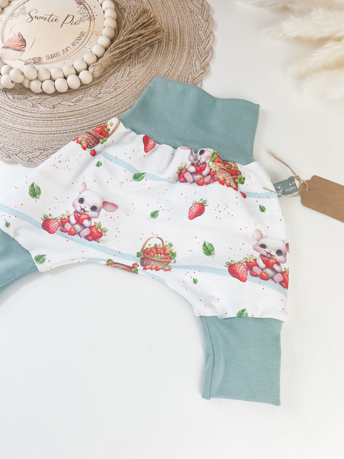 Baby Pumphose Bio – Häschen nascht Erdbeeren – Weiß mit Hasenmotiv – Handmade Hose für Babys – Geschenk zur Geburt – Größe 44–110