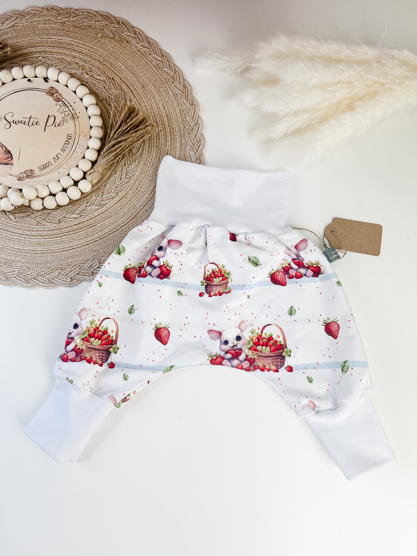 Baby Pumphose Bio – Häschen nascht Erdbeeren – Weiß mit Hasenmotiv – Handmade Hose für Babys – Geschenk zur Geburt – Größe 44–110
