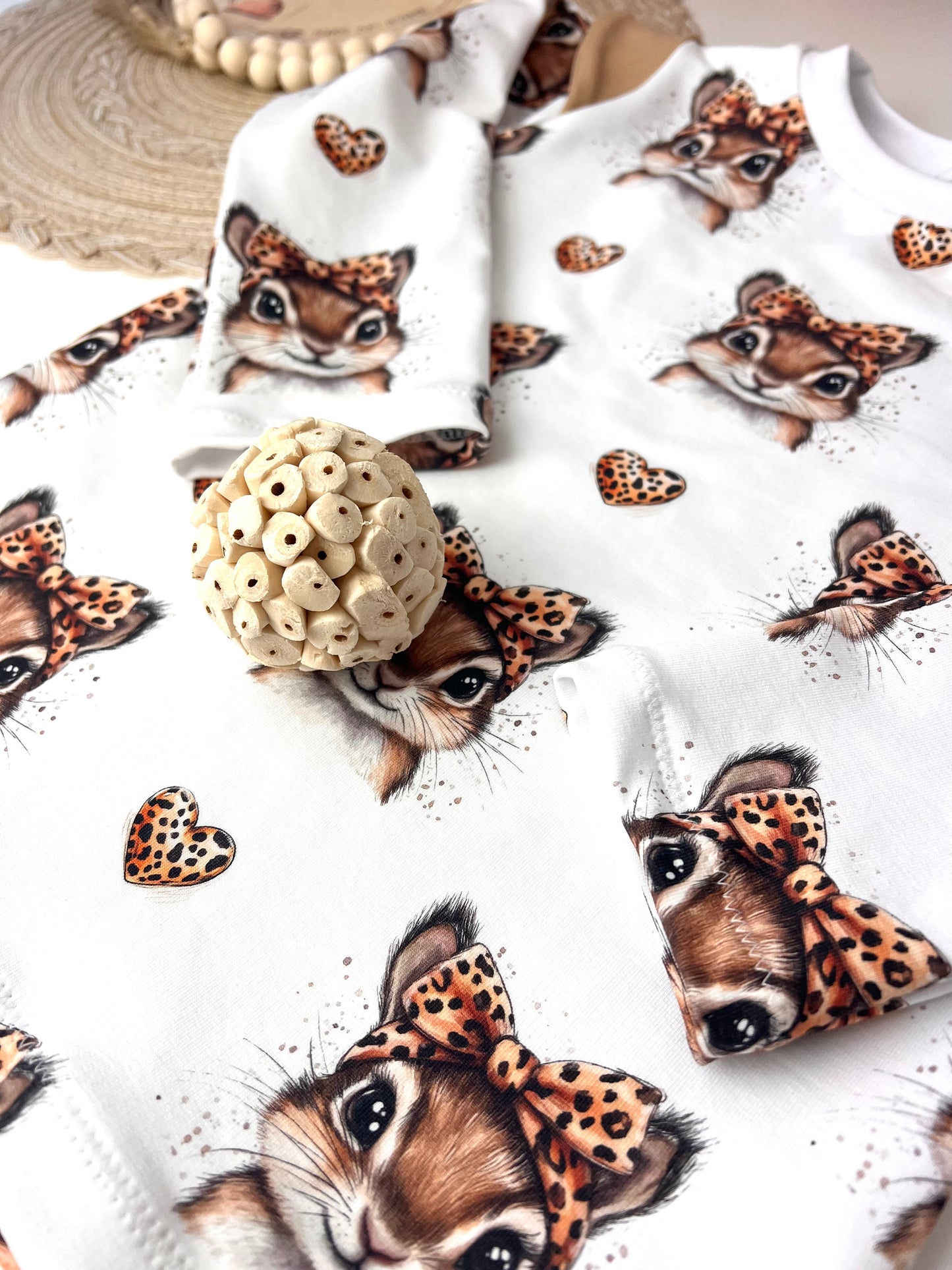 Langarmshirt mit Flügelärmeln für Kinder | Weißes Shirt mit Häschen im Leo-Look | Bio Baumwolle | Verspieltes Mädchen Oberteil
