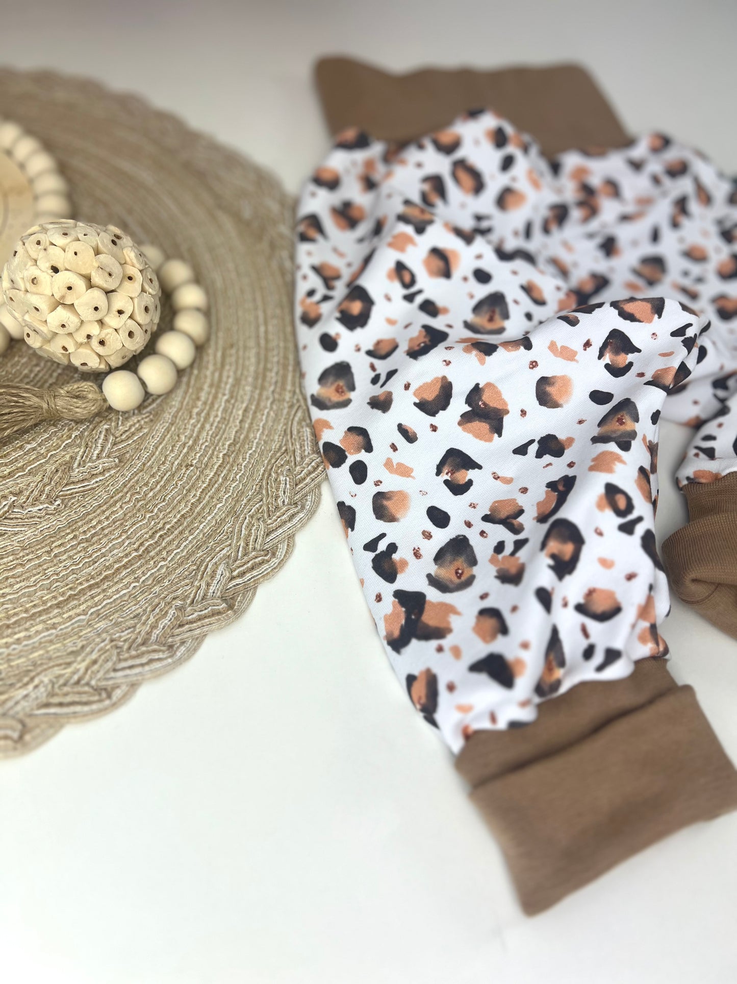 Weiße Pumphose für Kinder mit Leo-Design | Bequeme Kinderhose aus Bio-Baumwolle | Handmade Leo Kollektion | Unisex