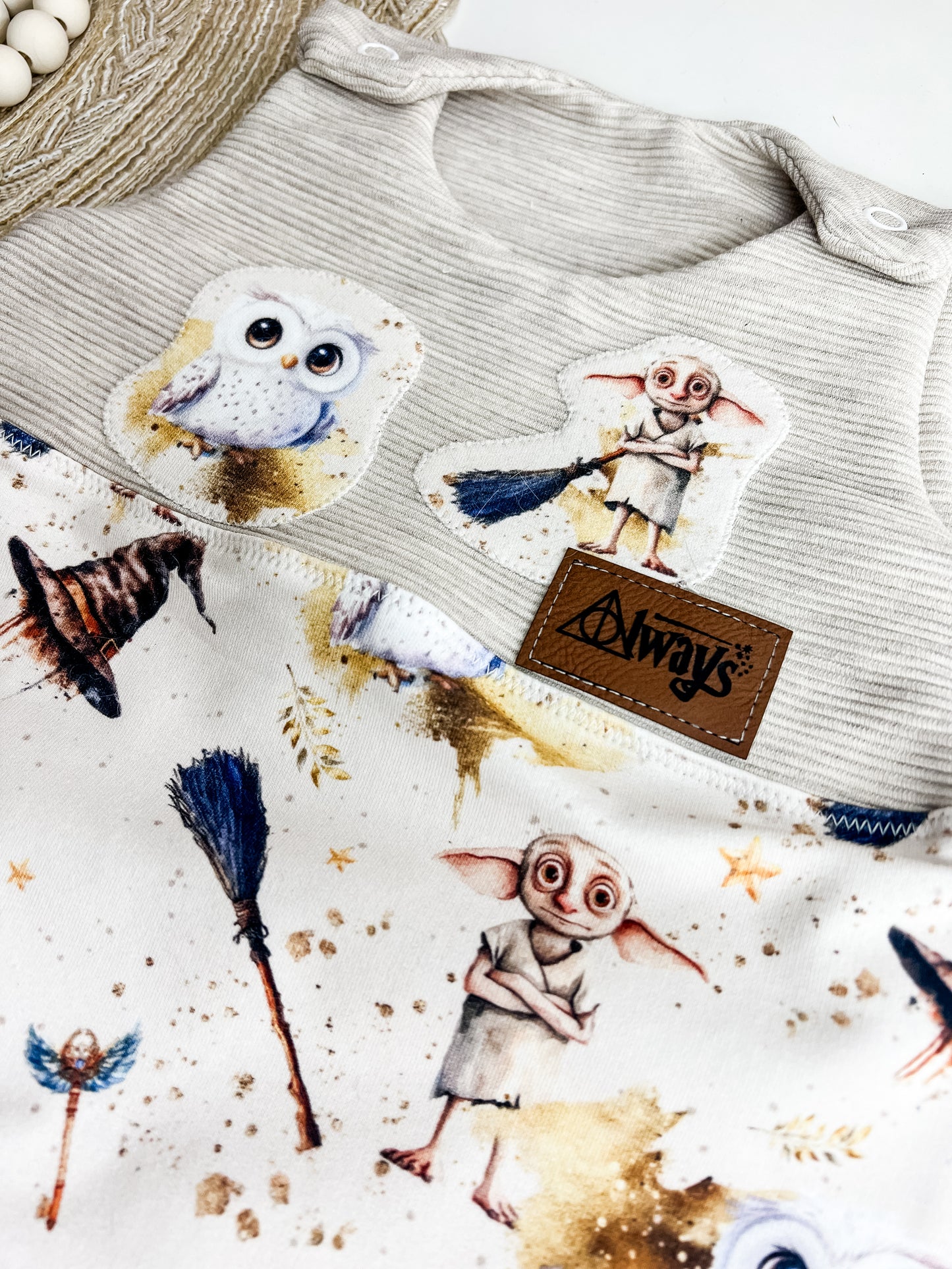 Strampler mit Dobby, Zaubermotive, Bio Baby Einteiler mit Applikation + Label, Handmade, Zauberstrampler Creme, Babyoutfit Gr. 44–98 Baby Geschenk Gr. 44–98 Strampler Jungen Mädchen | Rot & Beige Unikat