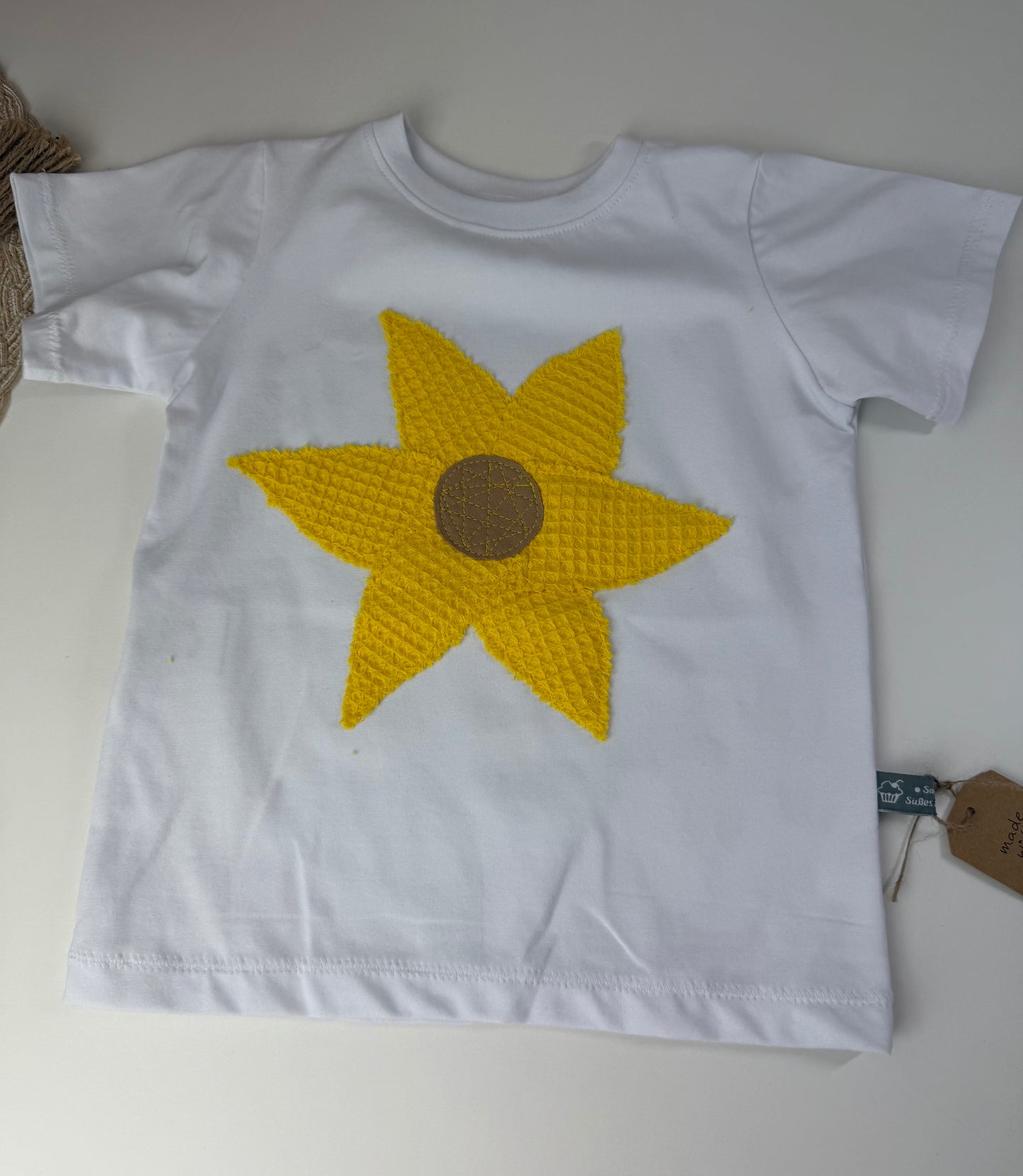 SOFORTKAUF Gr. 104 T-Shirt weiß mit gestickter Blume