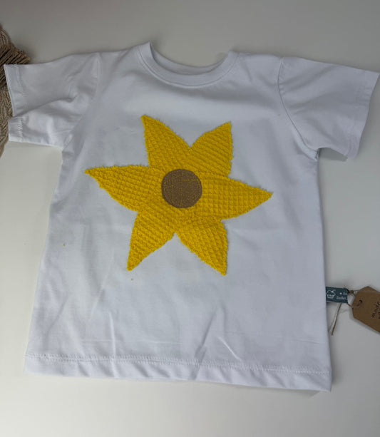 SOFORTKAUF Gr. 104 T-Shirt weiß mit gestickter Blume