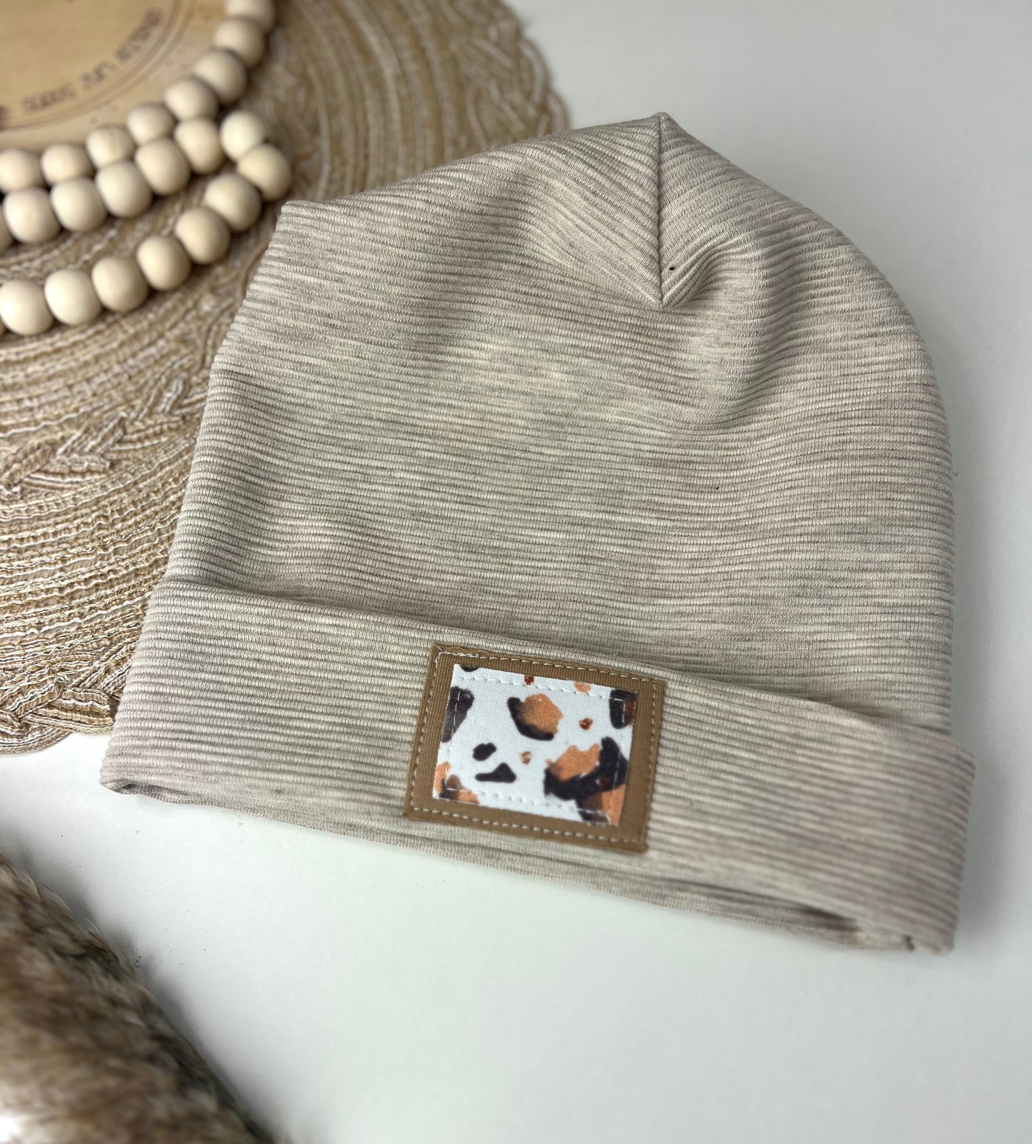Leo Beanie Kinder | Ribjersey Mütze mit Leo Patch | Unisex Kindermütze | Bequeme Übergangsmütze für Baby & Kind