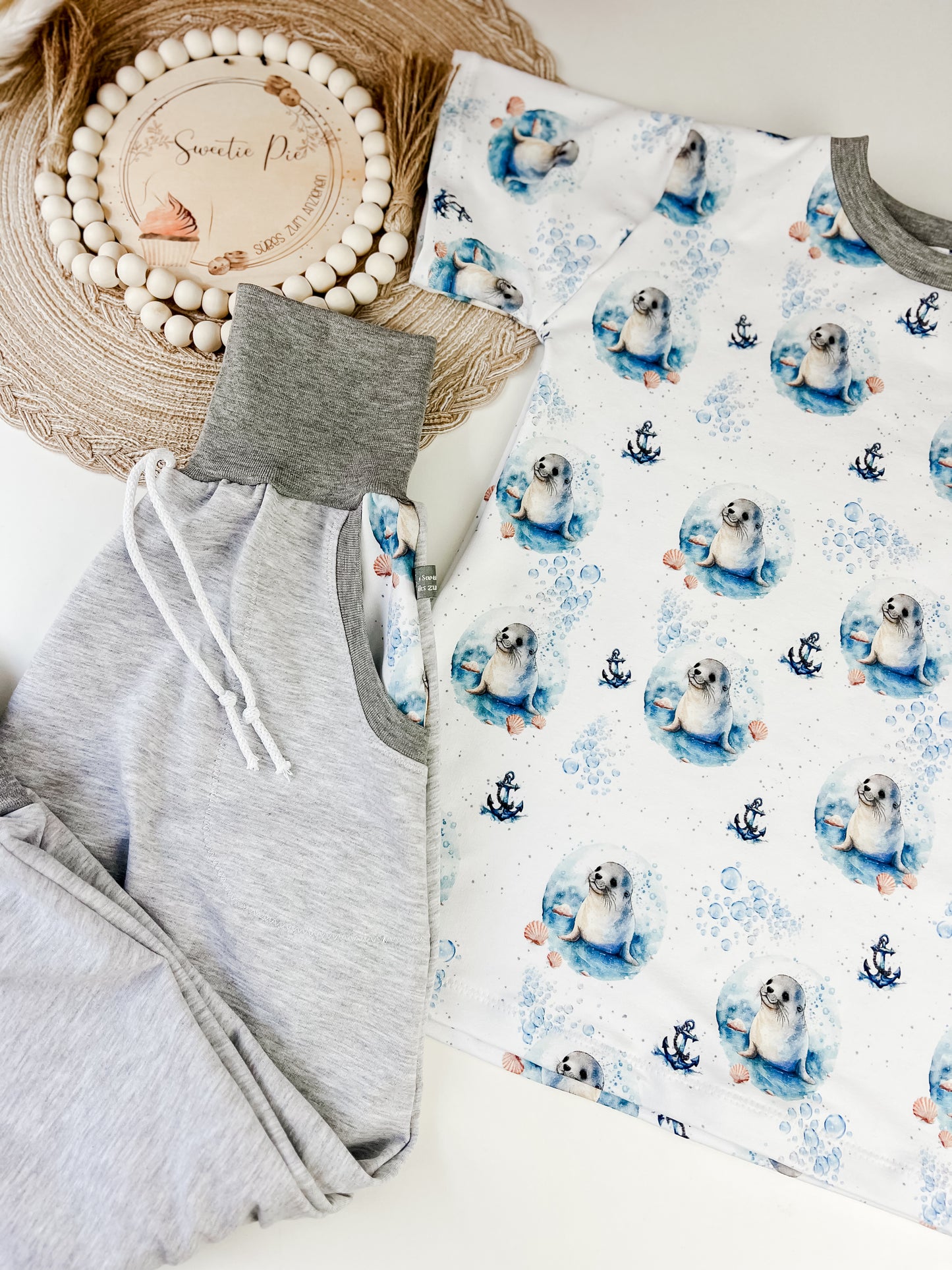 Baby & Kinder Set Robbe in Luftblase – Slim Harem Pants + T-Shirt Bio-Stoff – Handmade Unikat – Geschenk für kleine Entdecker Gr. 62 - 128 – Handmade Unikat