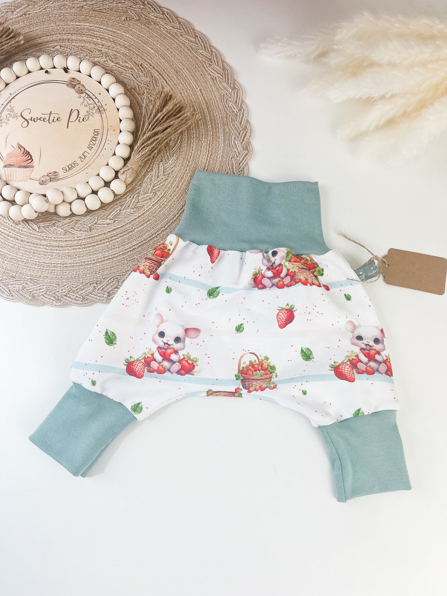 Baby Pumphose Bio – Häschen nascht Erdbeeren – Weiß mit Hasenmotiv – Handmade Hose für Babys – Geschenk zur Geburt – Größe 44–110