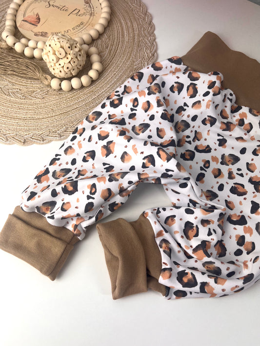 Weiße Pumphose für Kinder mit Leo-Design | Bequeme Kinderhose aus Bio-Baumwolle | Handmade Leo Kollektion | Unisex