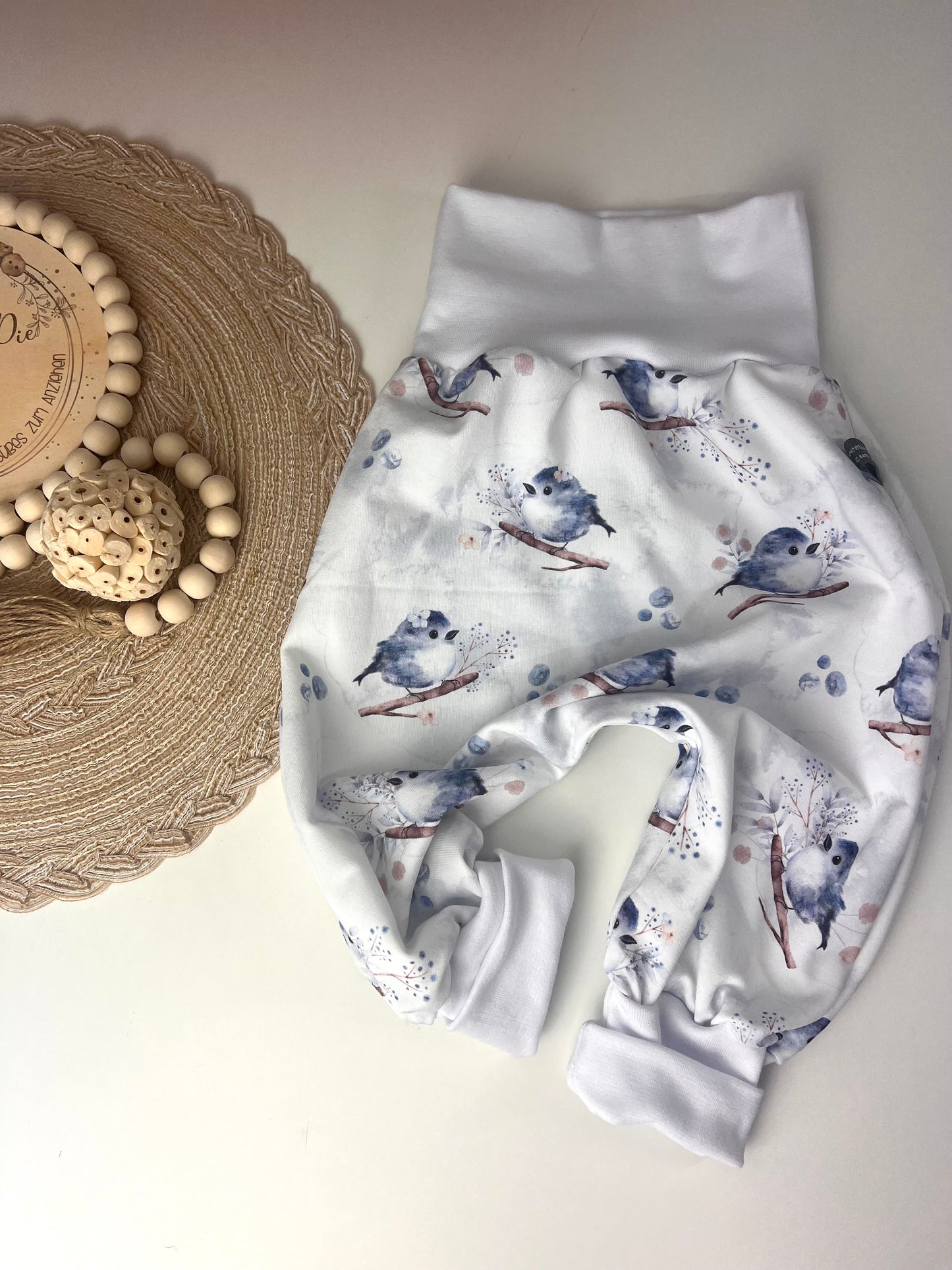 Weiße Pumphose Gr. 80/86 für Kinder mit Vögelchen-Aquarelldruck | Bio Kinderhose mit wählbarem Bündchen | Bequeme Handmade Pumphose