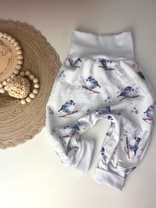 Weiße Pumphose Gr. 80/86 für Kinder mit Vögelchen-Aquarelldruck | Bio Kinderhose mit wählbarem Bündchen | Bequeme Handmade Pumphose
