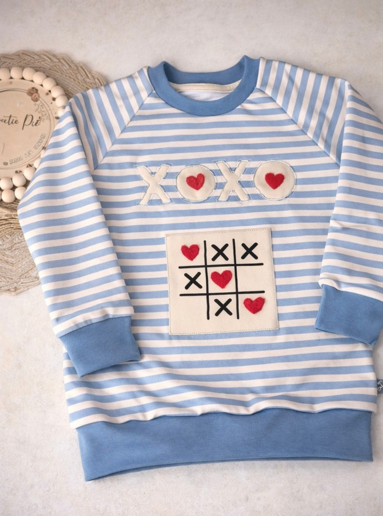 Oversized Sweater für Kinder blau-beige gestreift | Bio Kindersweater mit Negativapplikation & TicTacToe-Patch | Handmade Unisex