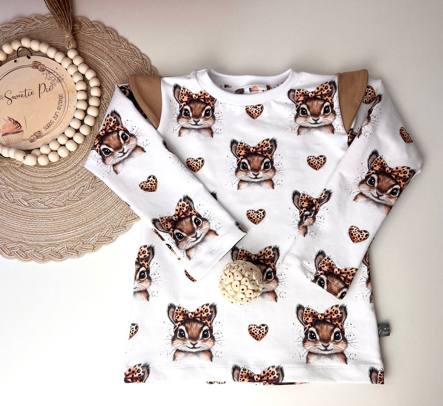 Langarmshirt mit Flügelärmeln für Kinder | Weißes Shirt mit Häschen im Leo-Look | Bio Baumwolle | Verspieltes Mädchen Oberteil