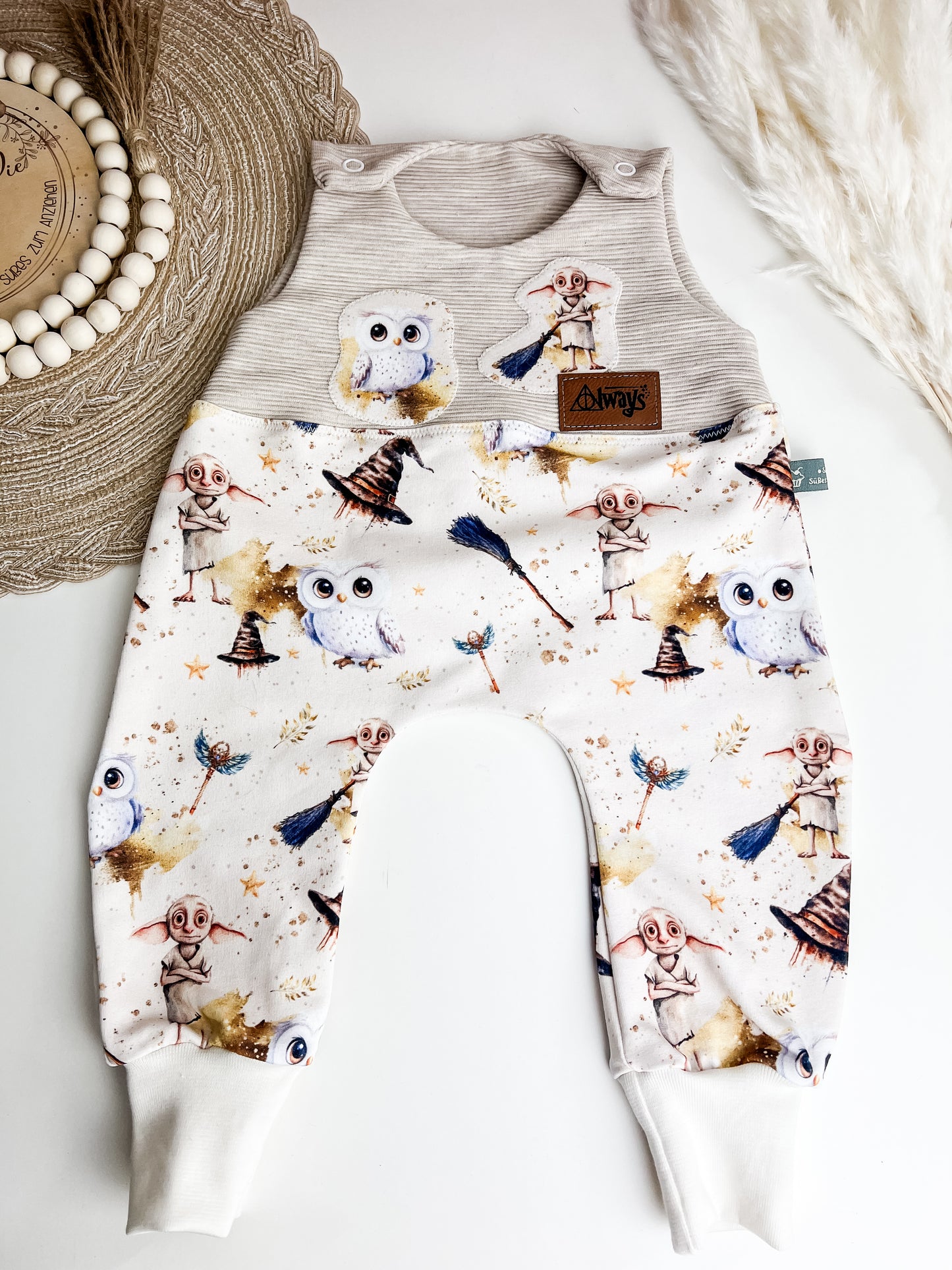 Strampler mit Dobby, Zaubermotive, Bio Baby Einteiler mit Applikation + Label, Handmade, Zauberstrampler Creme, Babyoutfit Gr. 44–98 Baby Geschenk Gr. 44–98 Strampler Jungen Mädchen | Rot & Beige Unikat
