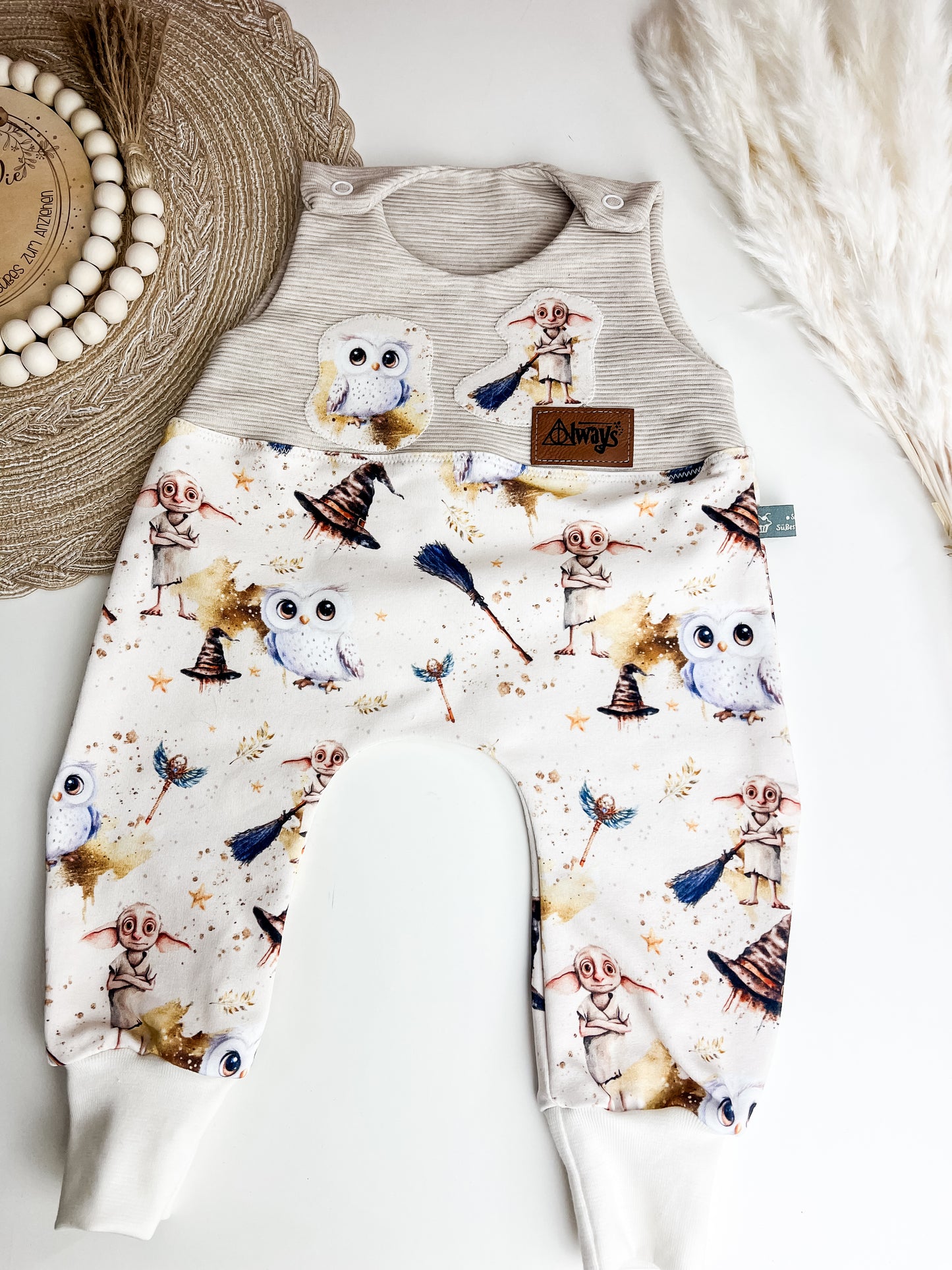 Strampler mit Dobby, Zaubermotive, Bio Baby Einteiler mit Applikation + Label, Handmade, Zauberstrampler Creme, Babyoutfit Gr. 44–98 Baby Geschenk Gr. 44–98 Strampler Jungen Mädchen | Rot & Beige Unikat