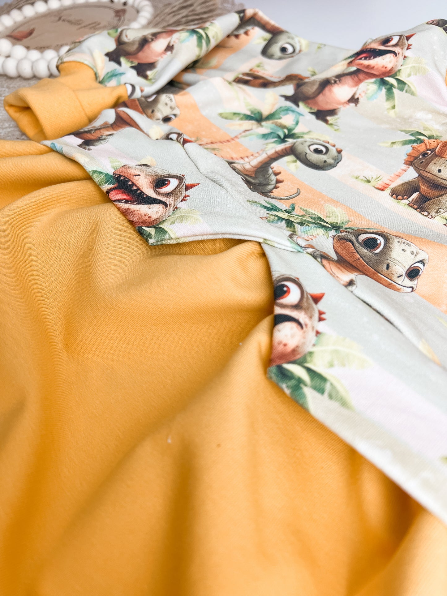 Sweaterkleid für Kinder mit Dinosaurier Motiv – Handgemachtes Mädchenkleid aus Bio French Terry – Gelbes Longshirt mit Dino Print – Kuscheliges Kleid für Herbst & Frühling