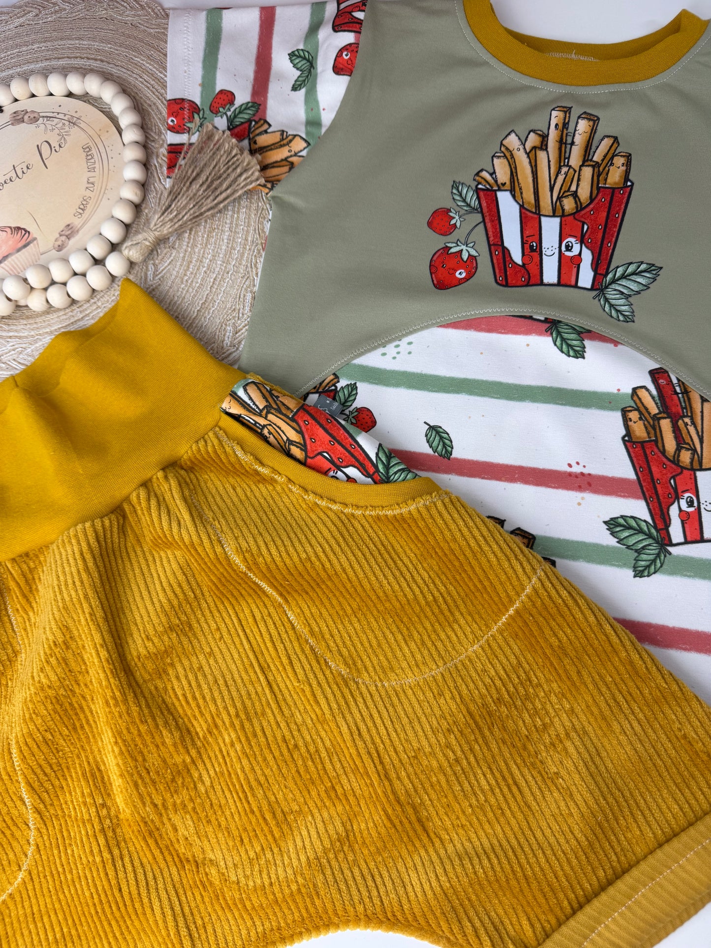 Kinder Set mit T-Shirt & Slim Harem Shorts | Senffarbene Cordhose | Handmade Sommer Outfit | Bio Baumwolle | Bequem & verspielt