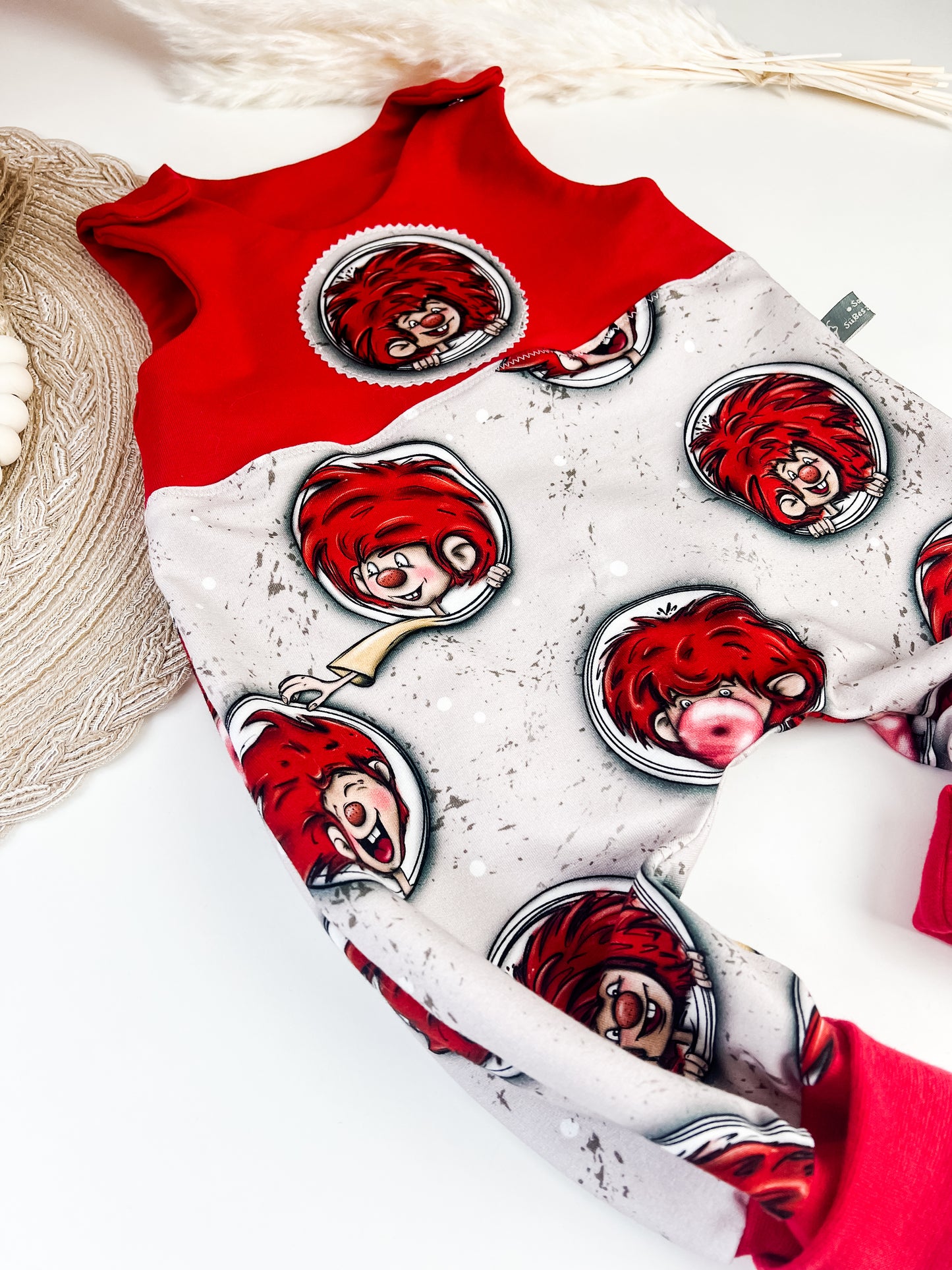 Mucki Baby Strampler mit Applikation | Baumwolle | Kurz oder Lang | Handmade Sommerstrampler Jungen Mädchen | Rot & Beige Unikat I Gr. 44–98zur Geburt – Unisex
