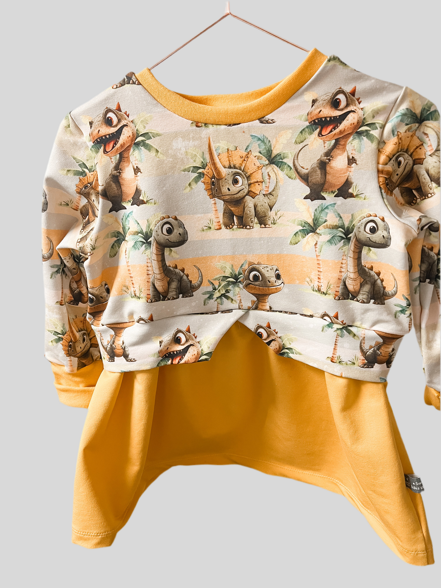 Sweaterkleid für Kinder mit Dinosaurier Motiv – Handgemachtes Mädchenkleid aus Bio French Terry – Gelbes Longshirt mit Dino Print – Kuscheliges Kleid für Herbst & Frühling