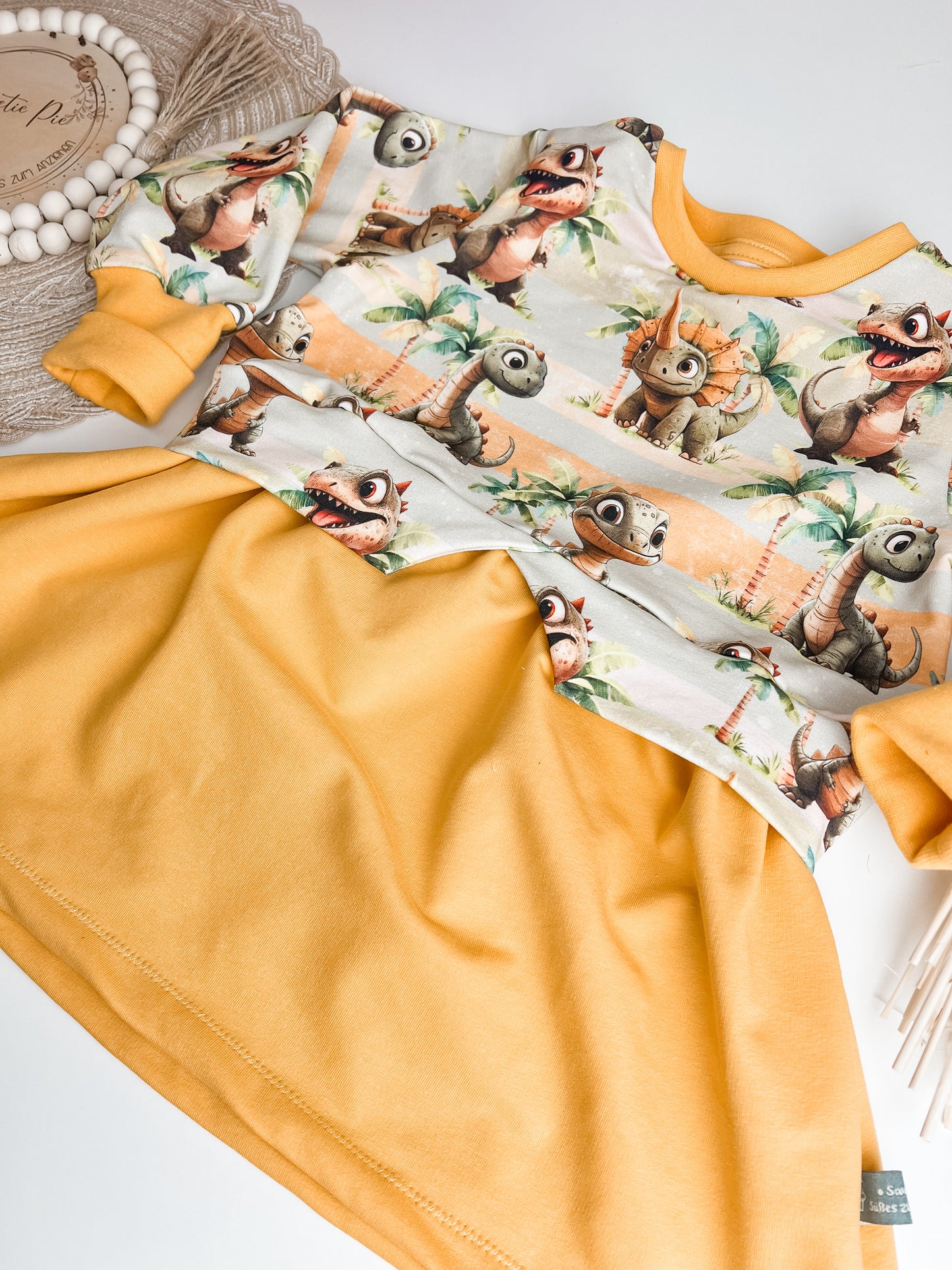Sweaterkleid für Kinder mit Dinosaurier Motiv – Handgemachtes Mädchenkleid aus Bio French Terry – Gelbes Longshirt mit Dino Print – Kuscheliges Kleid für Herbst & Frühling