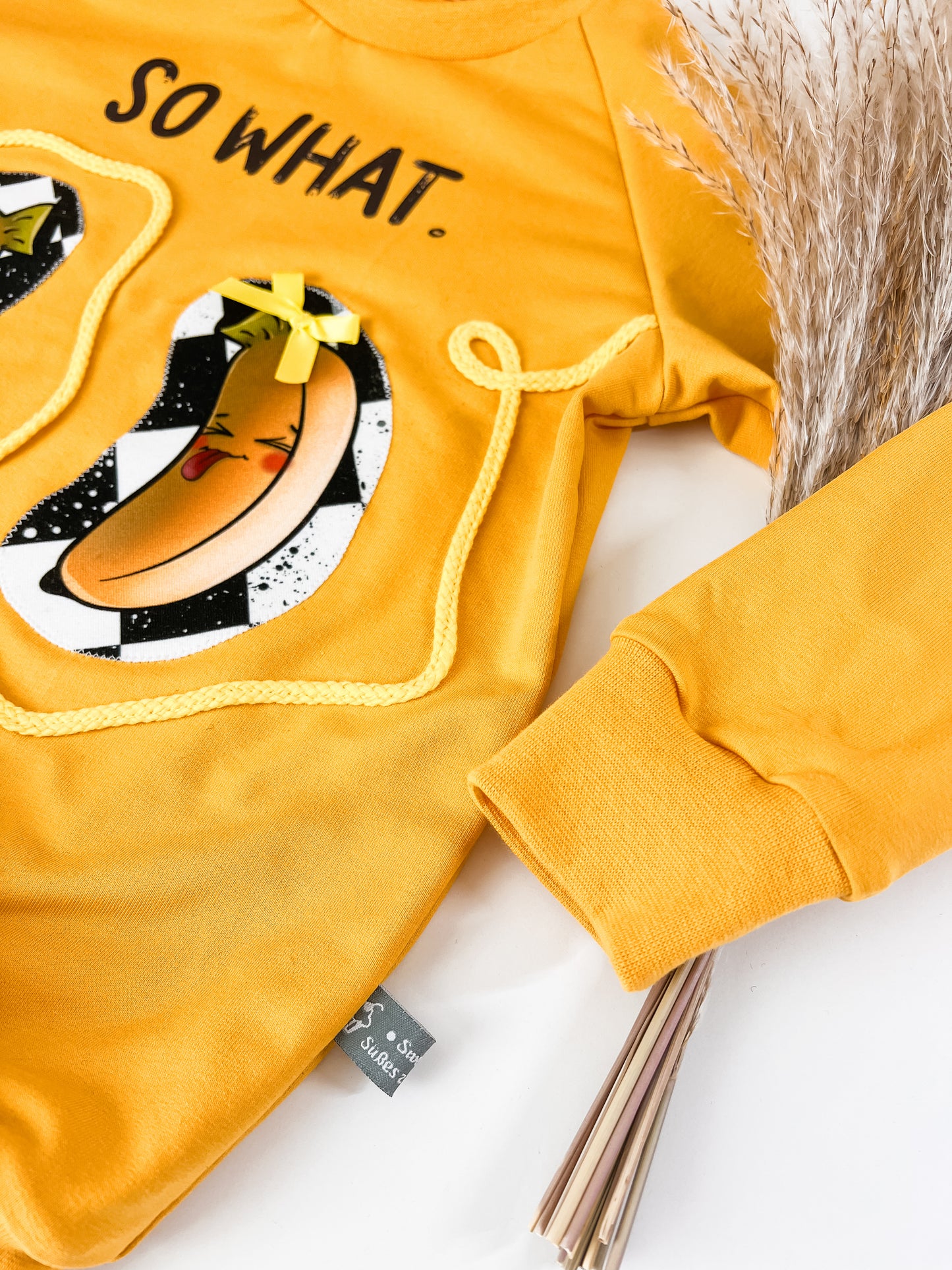 Sweater & Slim Harem Hose Kinder Set – schwarz-weiß kariert mit lustigen Bananen, „SO WHAT“ Bügelbild & Applikationen – Unikat Kinderbekleidung