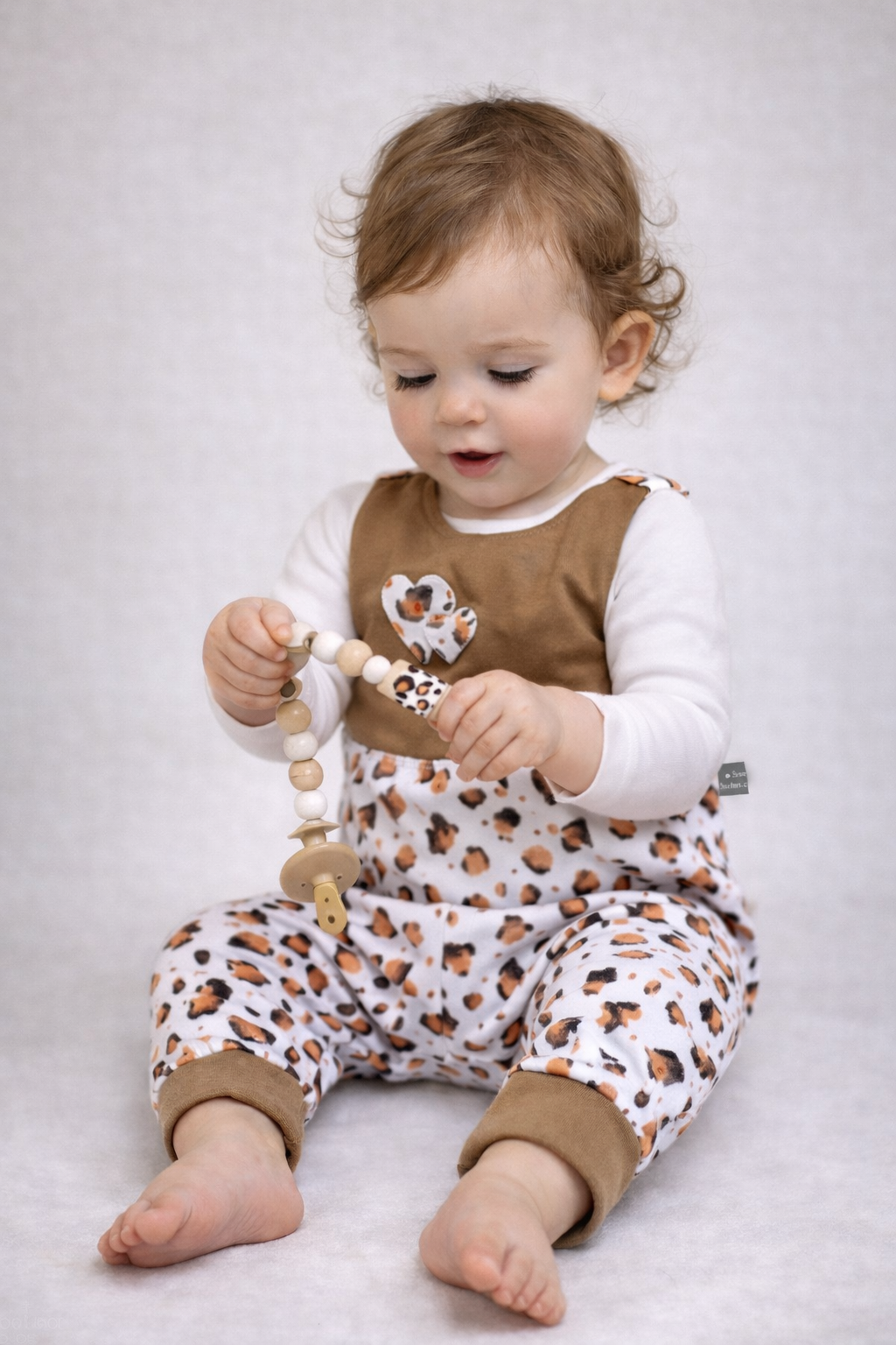 Leo Strampler Baby | Baby Strampler mit Leo Herz Applikation | Unisex Baby Overall | Wahlweise einlagig oder doppellagig | Bequeme Babykleidung