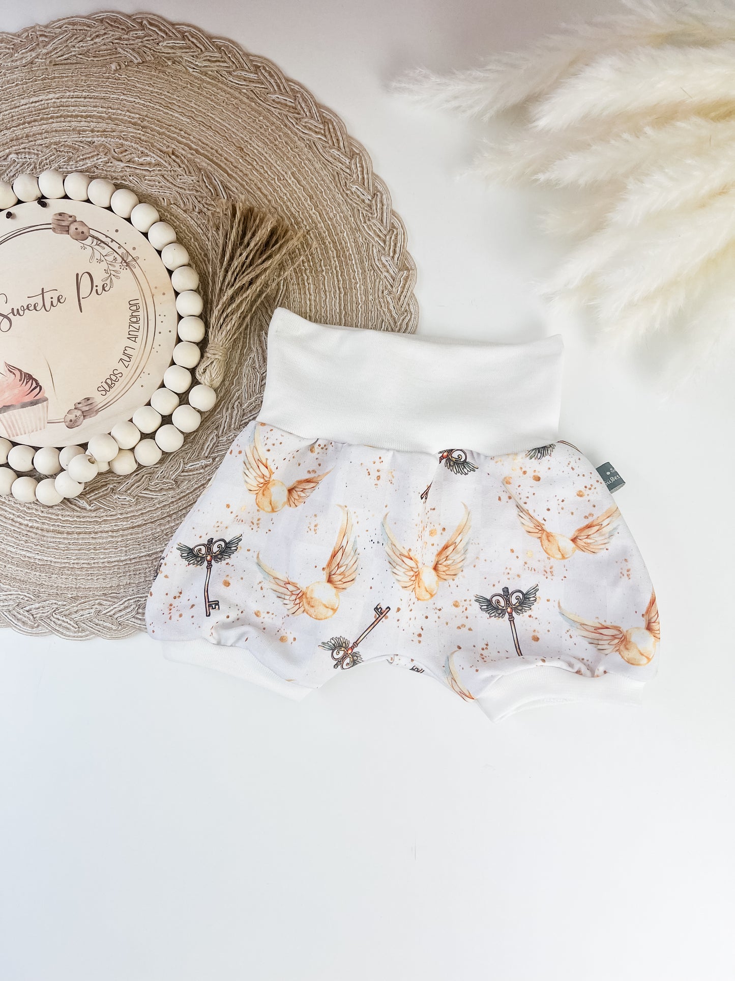 Kurze Baby Pumphose – Magischer Stoff mit goldenem Schnatz & Schlüsseln – Bio-Baumwolle – Handmade Sommerhose – Größen 55–122
