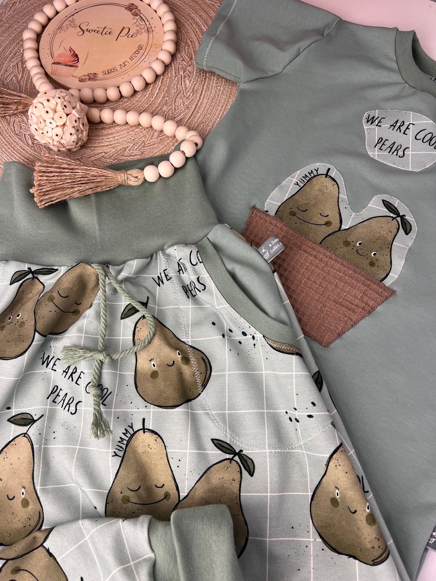 Kinder Set „Cool Pears“ | T-Shirt mit Birnen Applikation & Slim Harem Hose mit Taschen | Handmade Kinder Outfit | Frühlingsset