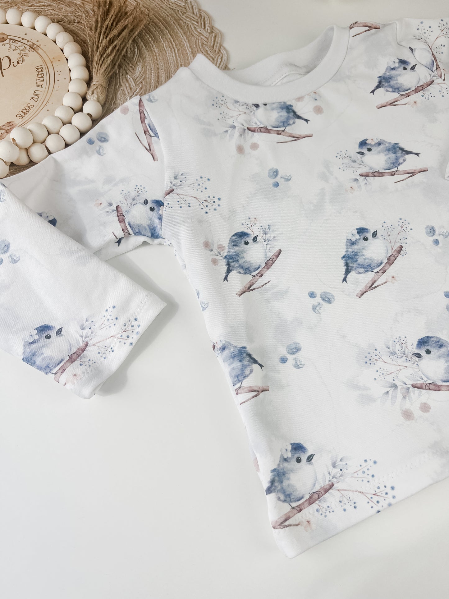 SOFORTKAUF Gr. 92 Handgemachtes Mädchenshirt – mit niedlichem Vogel- und Blumenmotiv – Bio-Baumwolle – Geschenkidee