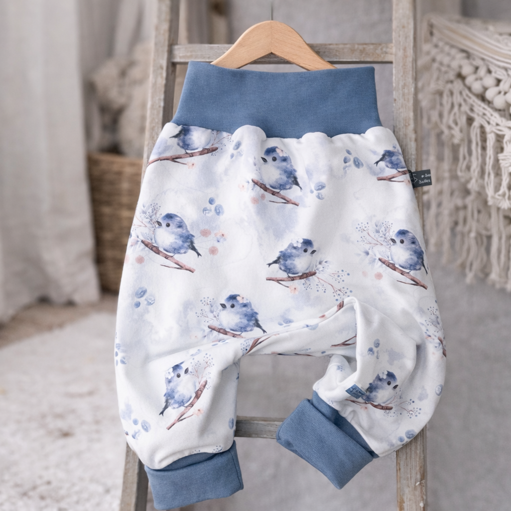 Weiße Pumphose Gr. 80/86 für Kinder mit Vögelchen-Aquarelldruck | Bio Kinderhose mit wählbarem Bündchen | Bequeme Handmade Pumphose