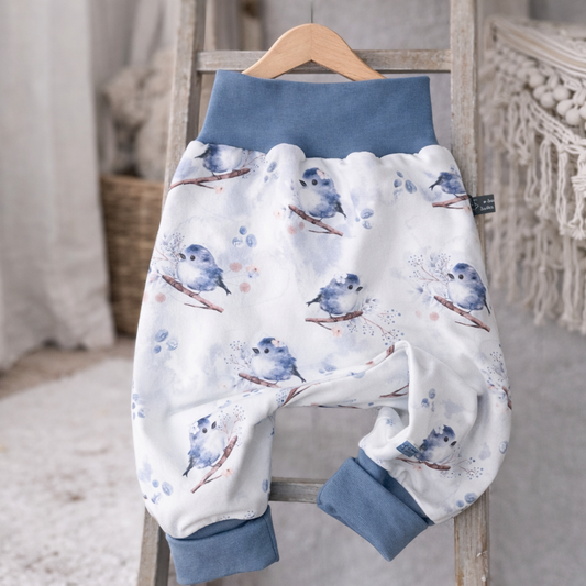 Weiße Pumphose für Kinder mit Vögelchen-Aquarelldruck | Bio Kinderhose mit wählbarem Bündchen | Bequeme Handmade Pumphose
